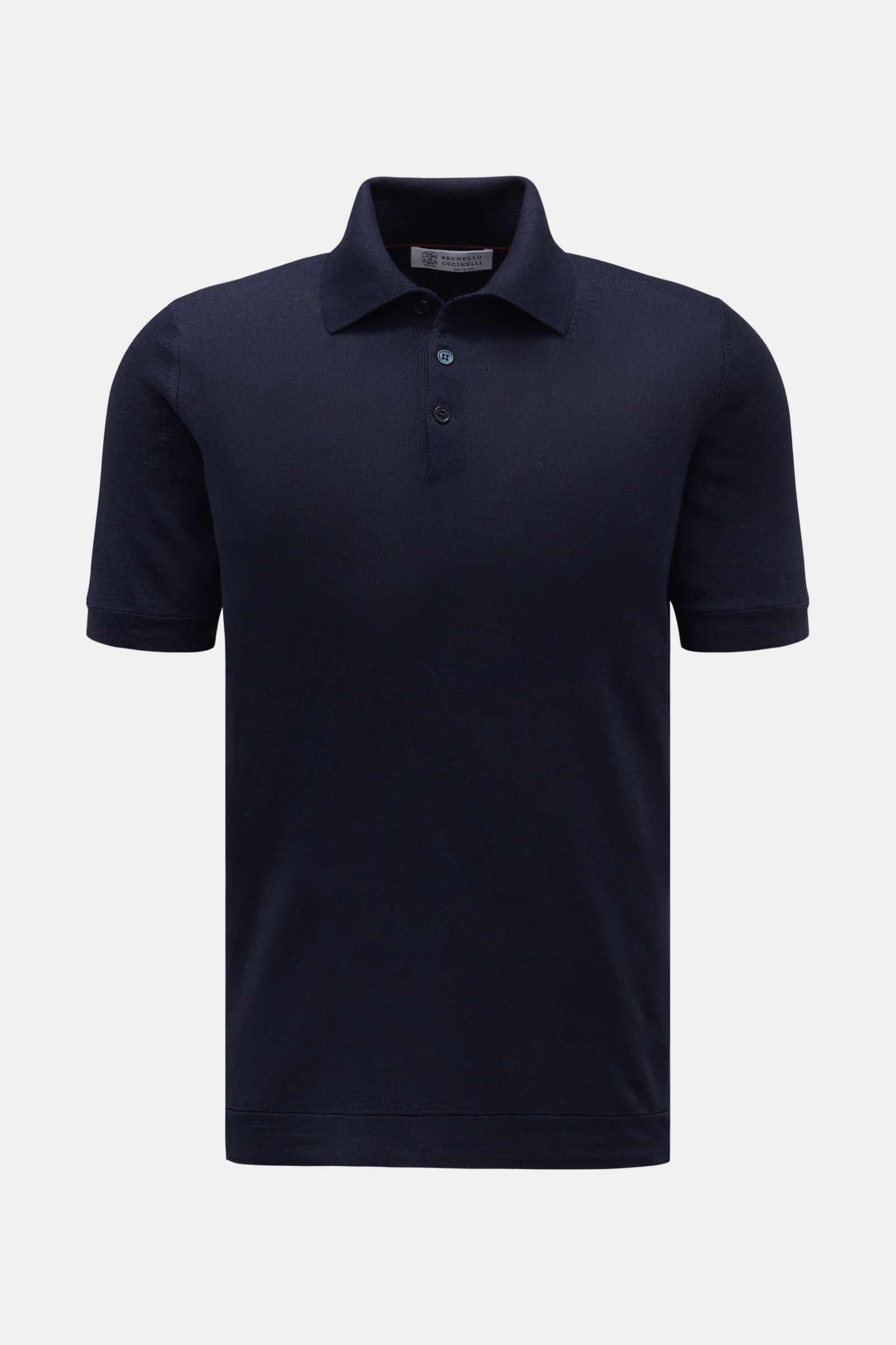 Front view of Brunello Cucinelli Kurzarm-Strickpolo dunkelblau, a slim fit dark blue short-sleeve knit polo with typical collar and three mother-of-pearl buttons.

Mit seinem luftigen Mix aus Leinen und Baumwolle bietet dieses stilvolle Strickpolo von 