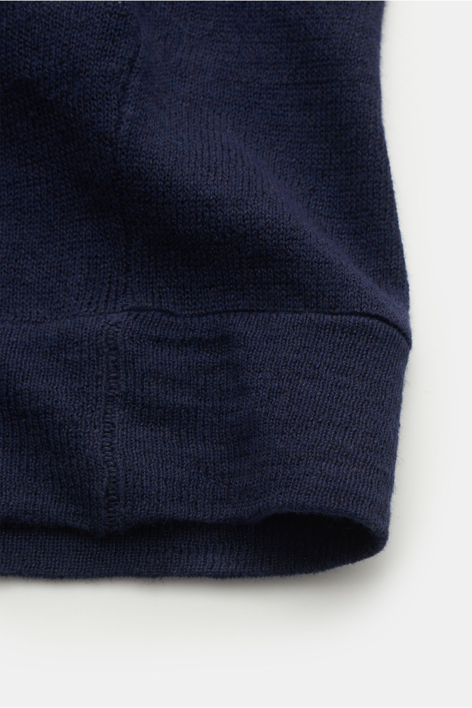 Close-up front view of the dark blue Brunello Cucinelli Kurzarm-Strickpolo, showcasing fine knit, slim fit, linen-cotton mix, typical polo collar, three mother-of-pearl buttons, and knit cuffs; mit seinem luftigen Mix aus Leinen und Baumwolle bietet diese