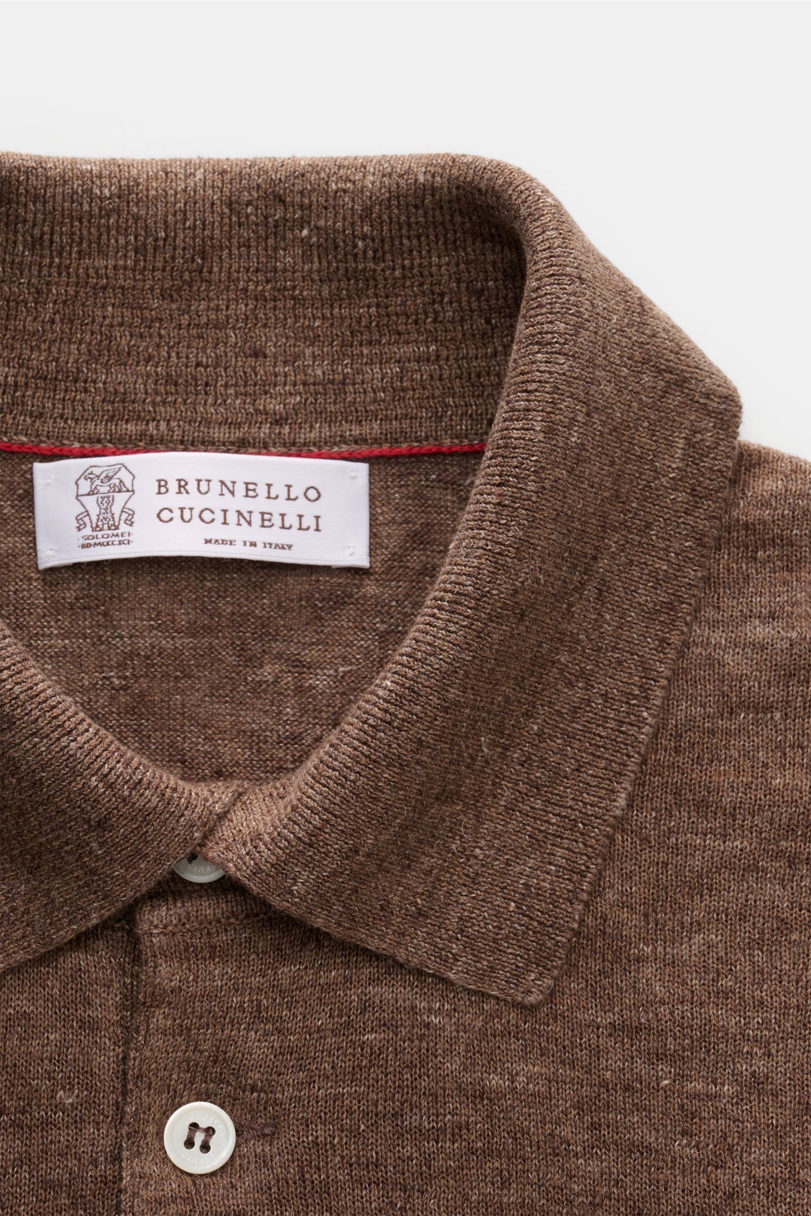 Close-up front view of the Brunello Cucinelli Kurzarm-Strickpolo braun meliert showing the brown melange knit texture, typical polo collar, and mother-of-pearl button placket.

Mit seinem luftigen Mix aus Leinen und Baumwolle bietet dieses stilvolle St