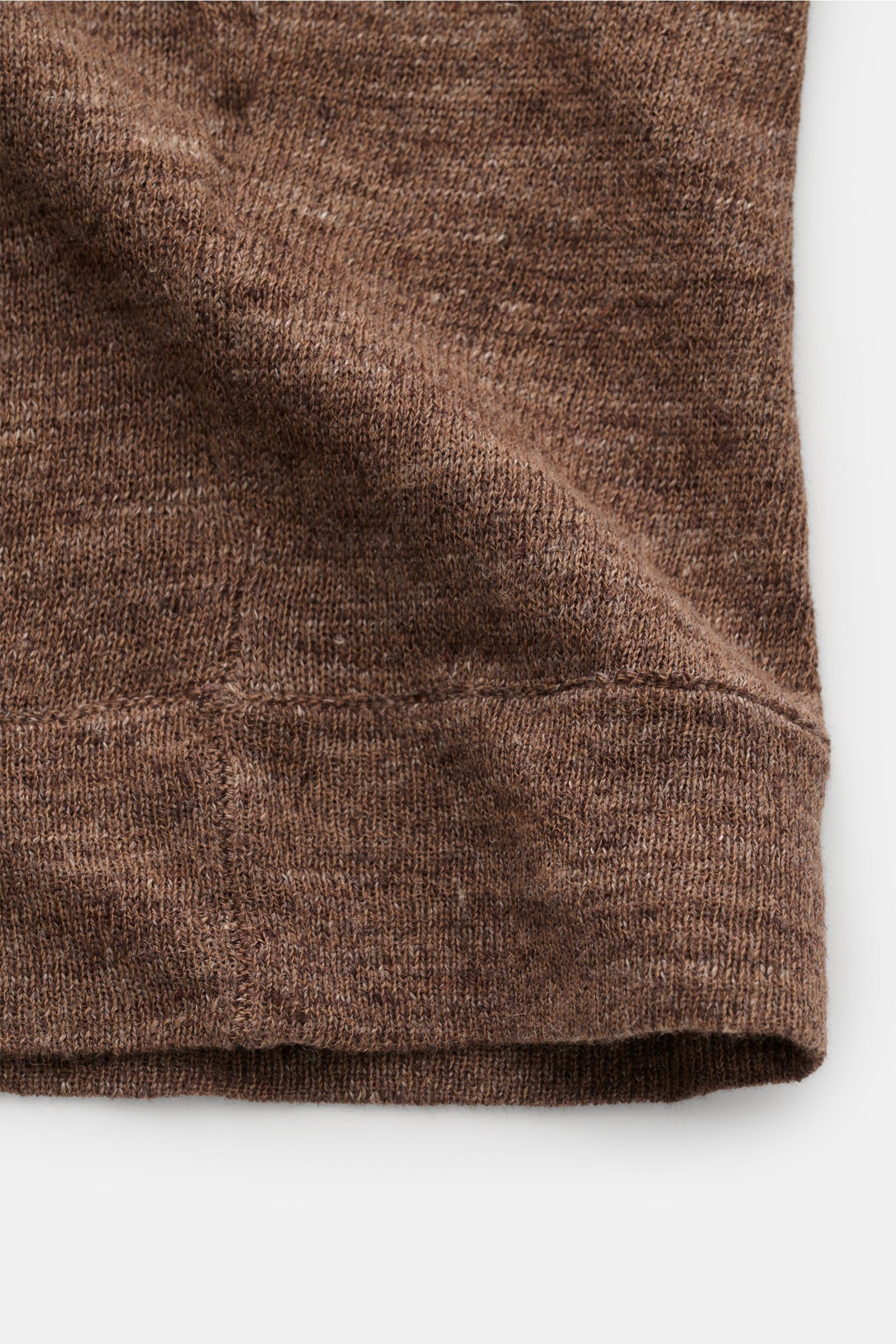 Close-up front view of the Brunello Cucinelli Kurzarm-Strickpolo braun meliert showing its fine knit texture and hem details.

Description: Mit seinem luftigen Mix aus Leinen und Baumwolle bietet dieses stilvolle Strickpolo von BRUNELLO CUCINELLI ein l