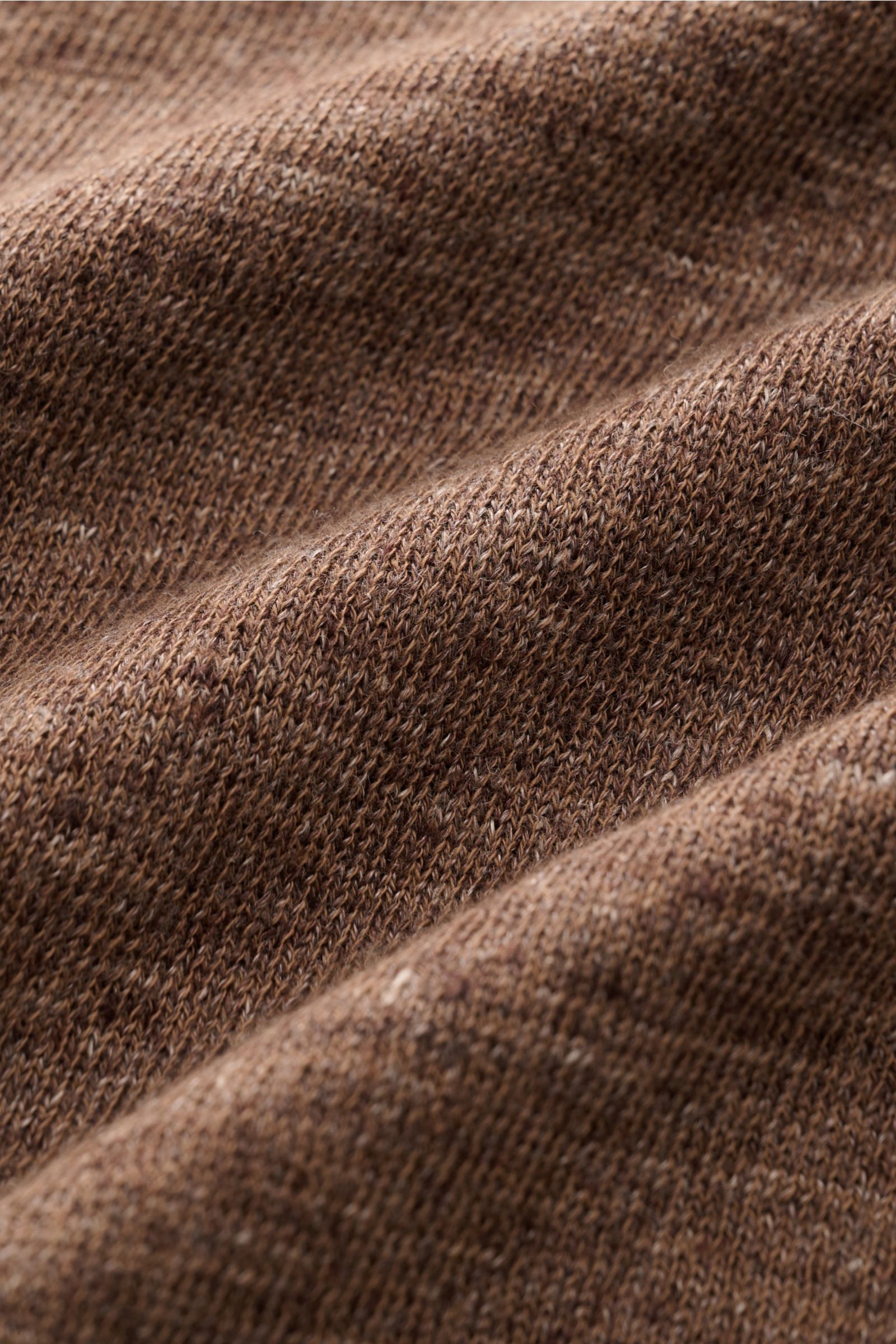 Close-up of the textured fabric of the Brunello Cucinelli Kurzarm-Strickpolo braun meliert, showing a fine knit pattern in a brown melange color. The image is photographed from a top-down perspective, highlighting the lightweight linen and cotton mix. 