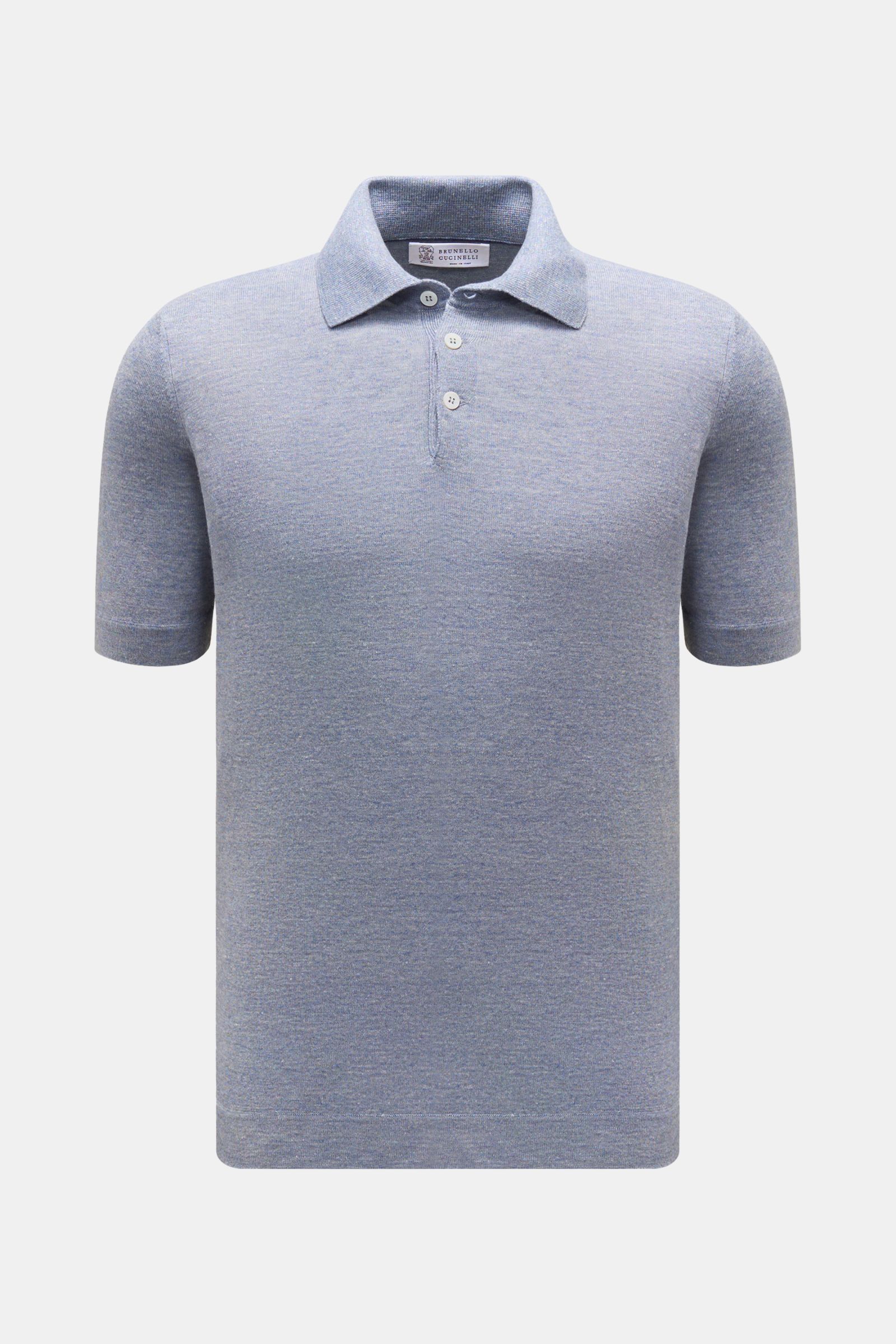Front view of a slim fit Brunello Cucinelli Kurzarm-Strickpolo rauchblau meliert with linen-cotton blend, three mother-of-pearl buttons, typical polo collar, fine knit, and knit cuffs. Mit seinem luftigen Mix aus Leinen und Baumwolle bietet dieses stil