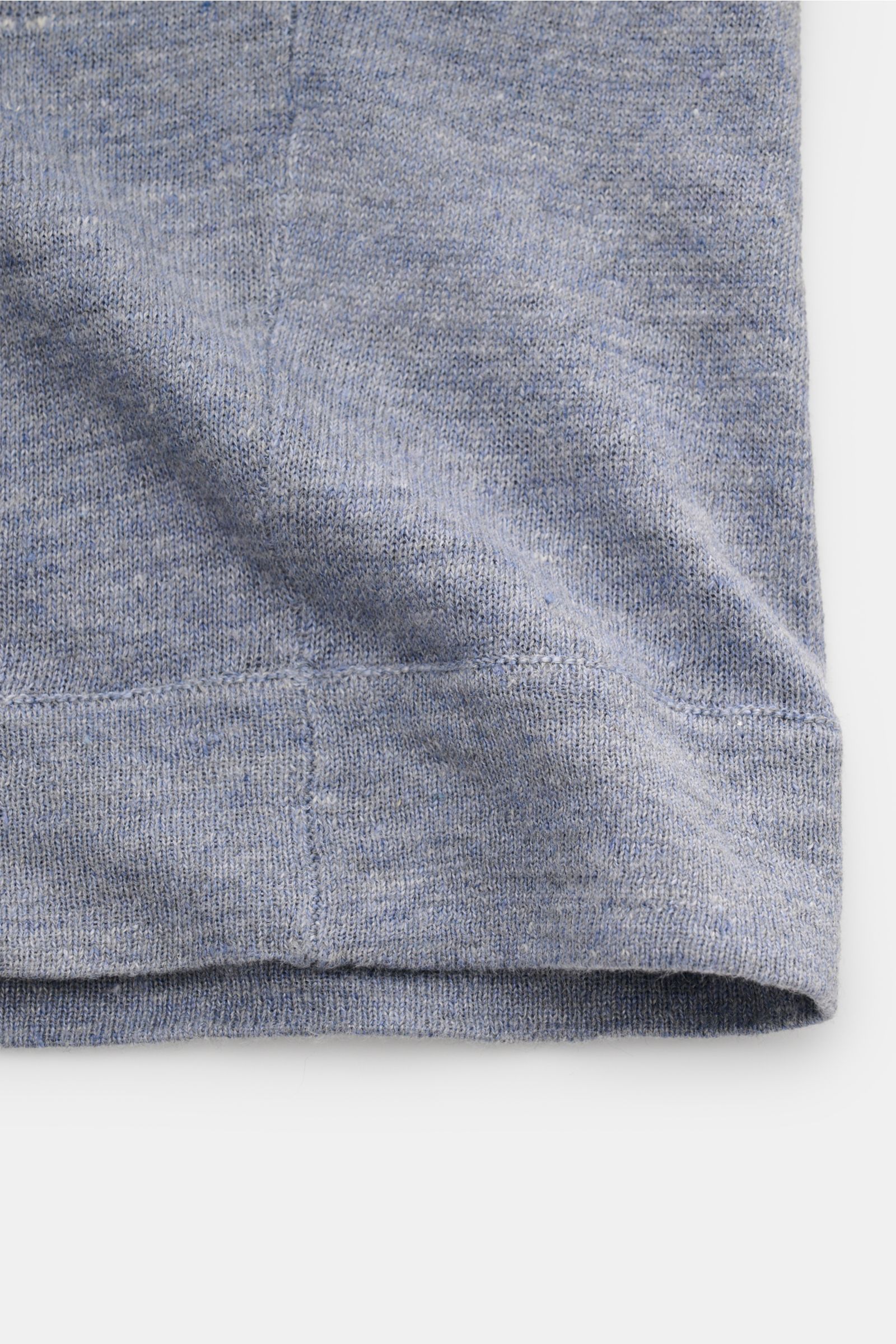 Close-up view of the hem and knit texture of the Brunello Cucinelli Kurzarm-Strickpolo rauchblau meliert, showing its fine knit pattern and slightly grainy feel.

Mit seinem luftigen Mix aus Leinen und Baumwolle bietet dieses stilvolle Strickpolo von B