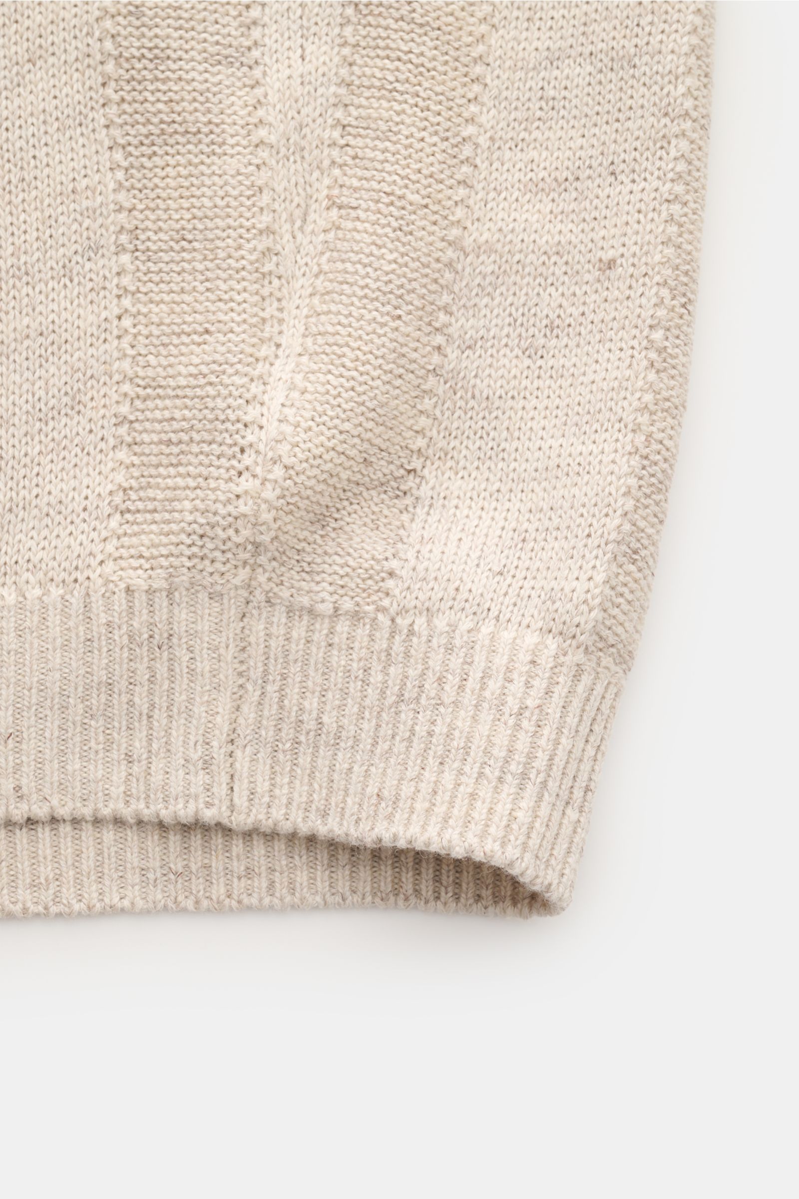 Brunello Cucinelli Kurzarm-Strickpolo sand meliert, Detailaufnahme des mittelfeinen Streifen-Strickmusters aus Leinen-Baumwolle mit schmalen Kontrastkanten.