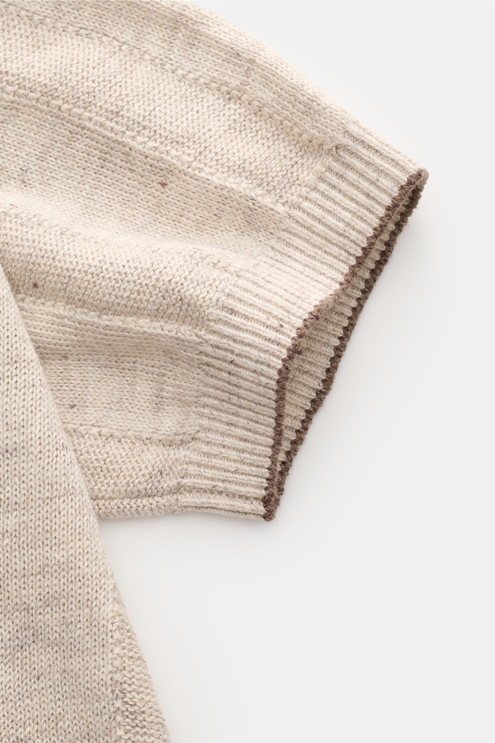 Brunello Cucinelli Kurzarm-Strickpolo sand meliert, Detailaufnahme Ärmel mit schmalen Kontrastkanten, mittelfeinem Strick und weichem Griff.