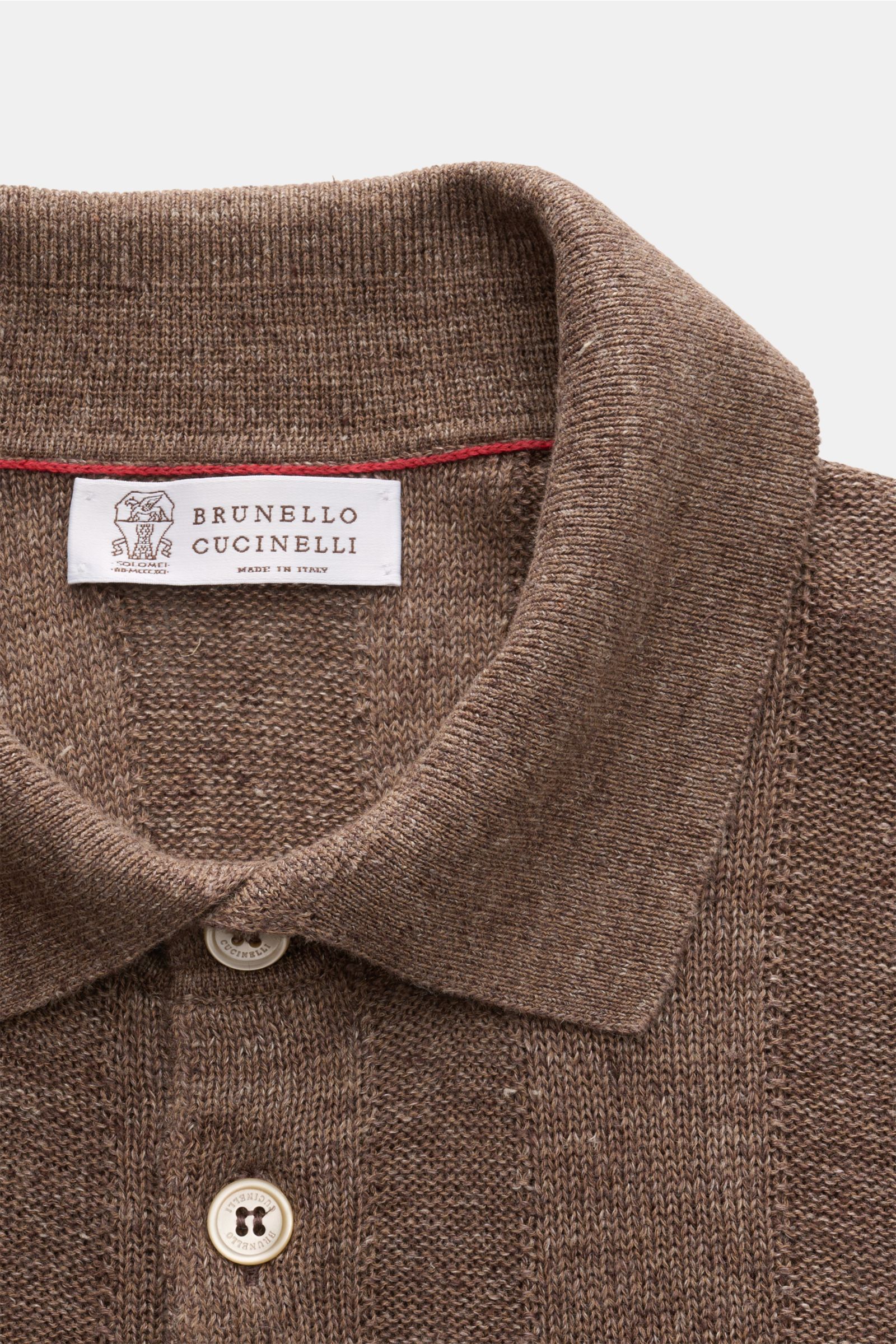 Close-up front view of Brunello Cucinelli Kurzarm-Strickpolo graubraun meliert with classic collar, buttons, and fine striped knit pattern.

Elegantes Highlight in der Frühlings- und Sommersaison: Das luxuriöse Strickpolo von BRUNELLO CUCINELLI überzeu