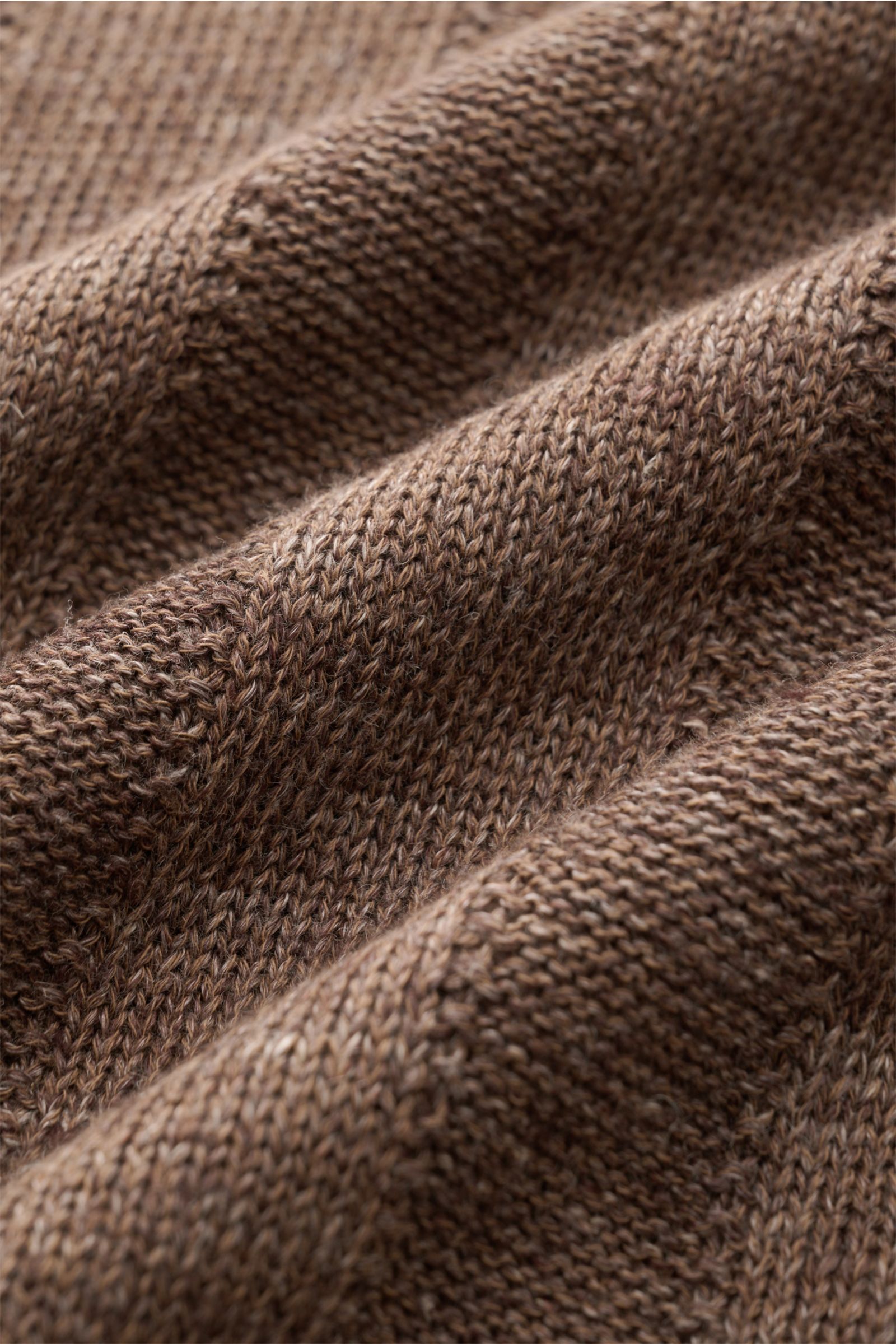 Close-up front view of the soft, graubraun meliert knit texture of the Brunello Cucinelli Kurzarm-Strickpolo, showcasing a linen-cotton mix.

Elegantes Highlight in der Frühlings- und Sommersaison: Das luxuriöse Strickpolo von BRUNELLO CUCINELLI überze