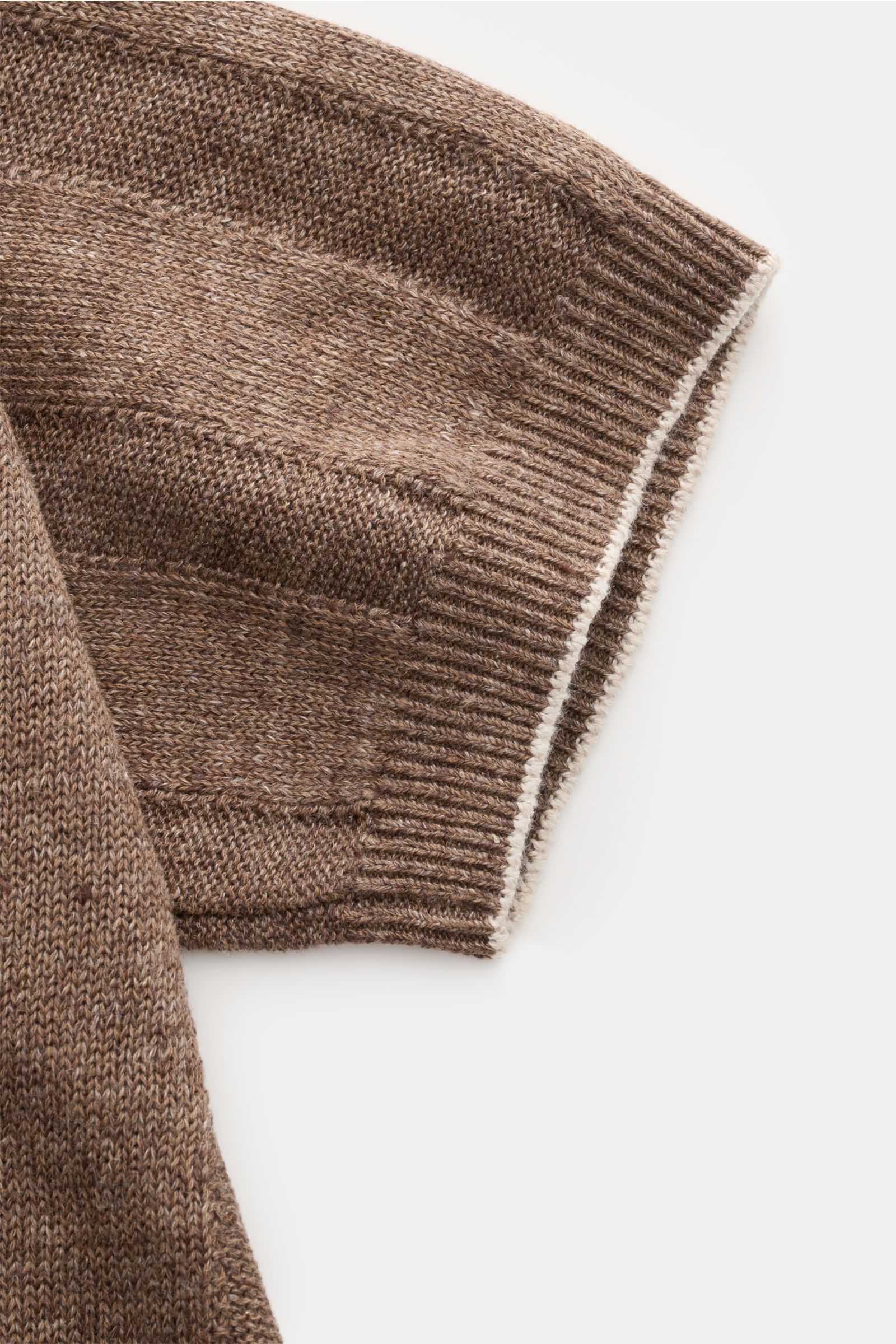 Close-up side view of the Brunello Cucinelli Kurzarm-Strickpolo graubraun meliert sleeve, showing soft linen-cotton knit with striped pattern and narrow contrast edges.

Description: Elegantes Highlight in der Frühlings- und Sommersaison: Das luxuriöse