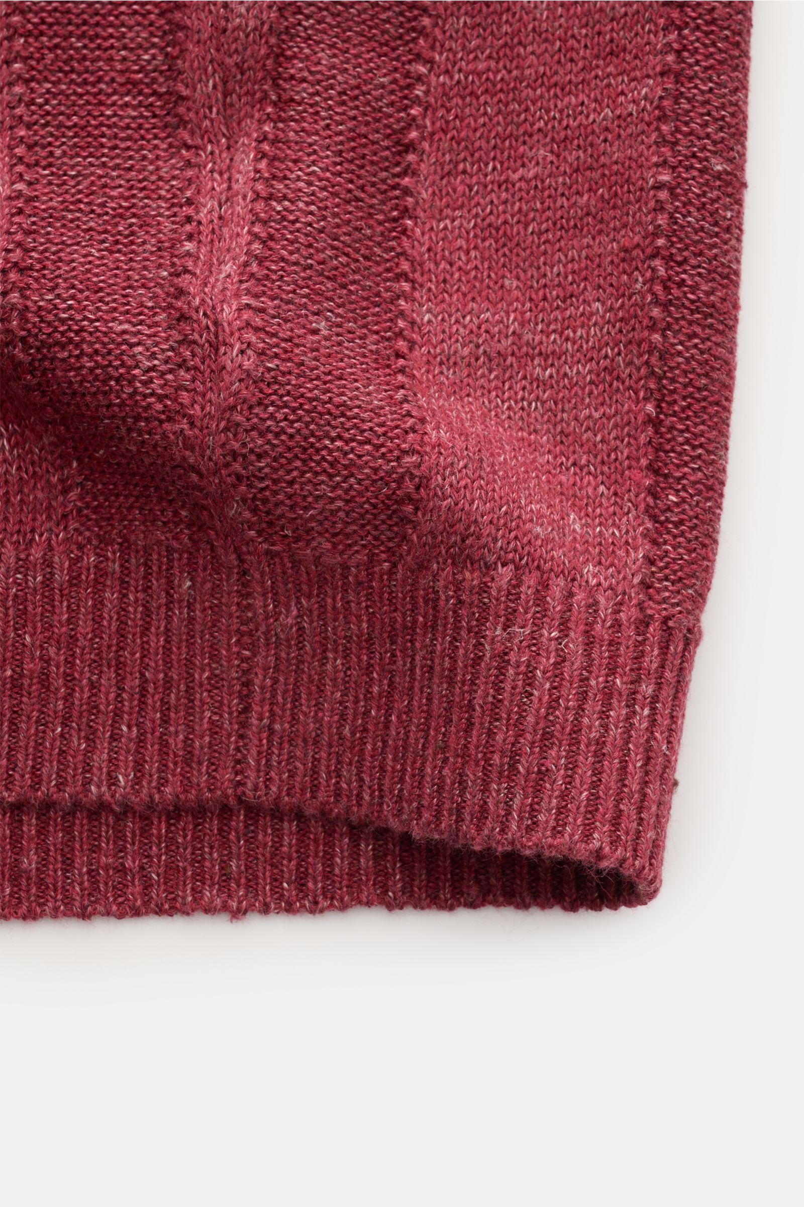 Close-up front view of the ribbed hem and striped knit pattern of the Brunello Cucinelli Kurzarm-Strickpolo dunkelrot meliert.

Elegantes Highlight in der Frühlings- und Sommersaison: Das luxuriöse Strickpolo von BRUNELLO CUCINELLI überzeugt mit außerg