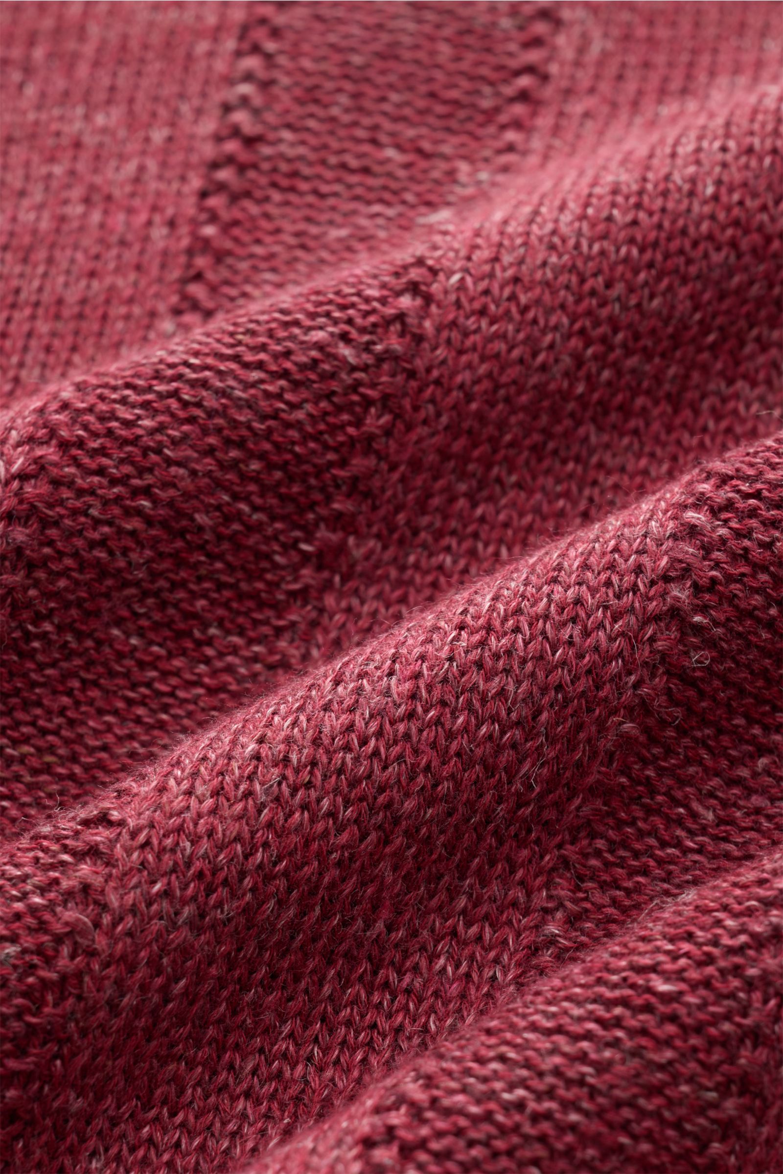 Close-up of the textured knit fabric of the Brunello Cucinelli Kurzarm-Strickpolo dunkelrot meliert, showing the medium-fine stripe pattern and soft blend of linen and cotton, photographed from a front angle.

Elegantes Highlight in der Frühlings- und 