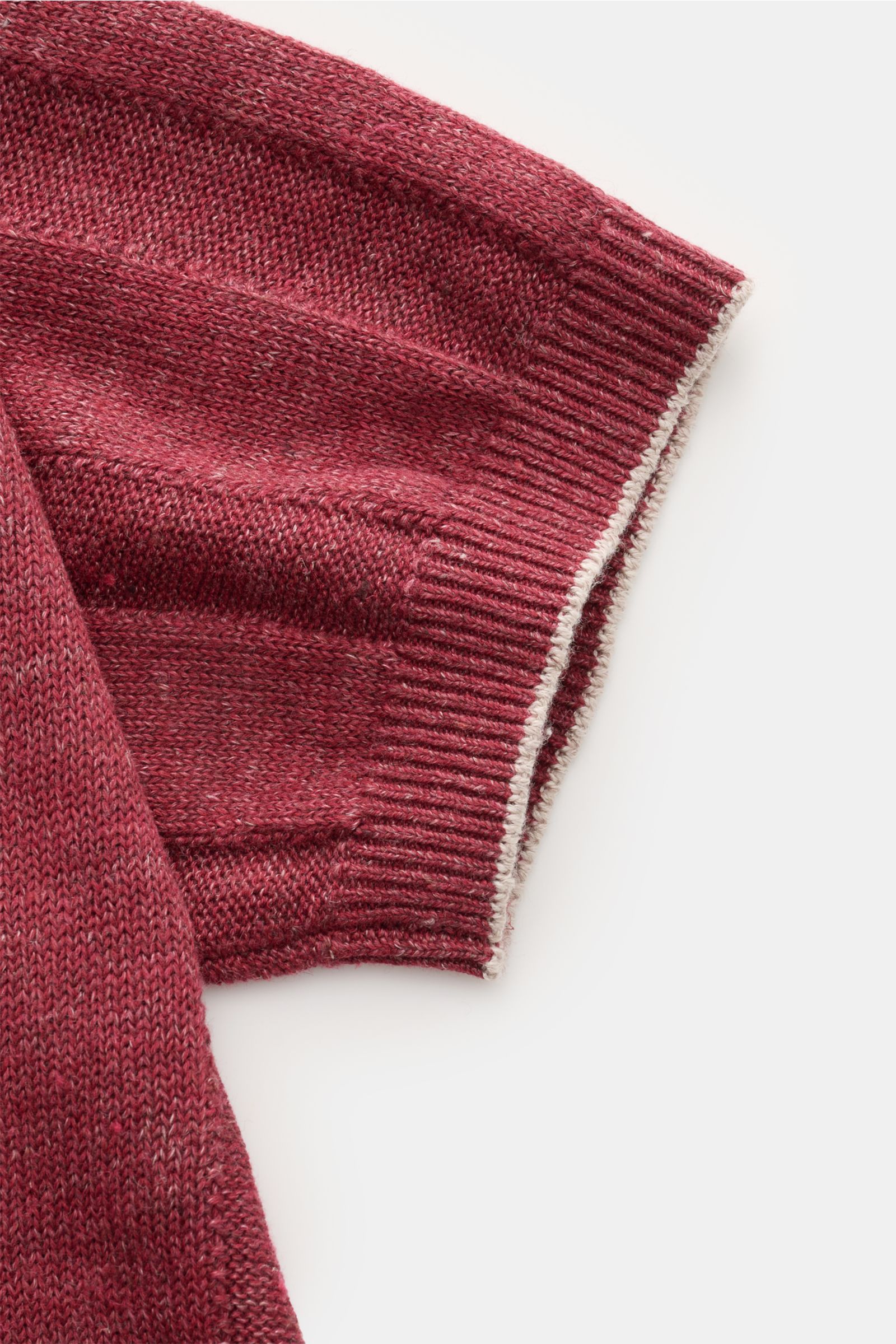 Close-up side view of the sleeve of a Brunello Cucinelli Kurzarm-Strickpolo dunkelrot meliert showing medium-fine striped knit pattern, soft linen-cotton mix, narrow contrast edges, regular fit, and classic polo collar. Elegantes Highlight in der Frühl
