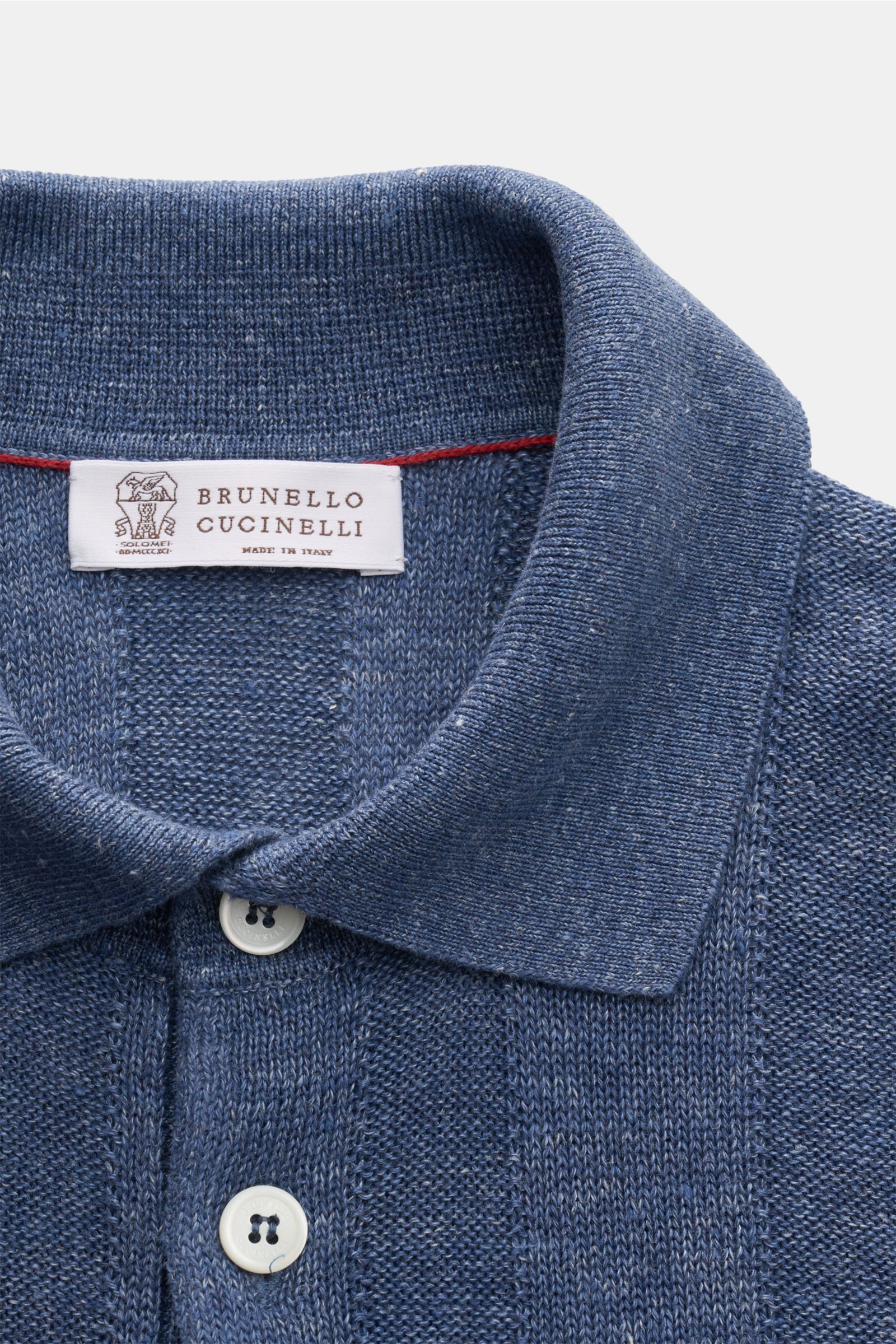 Close-up front view of the Brunello Cucinelli Kurzarm-Strickpolo rauchblau meliert, a luxurious knit polo in smoke blue with linen-cotton mix, soft touch, medium-fine knit texture, striped pattern, narrow contrast edges, regular fit, and classic polo coll