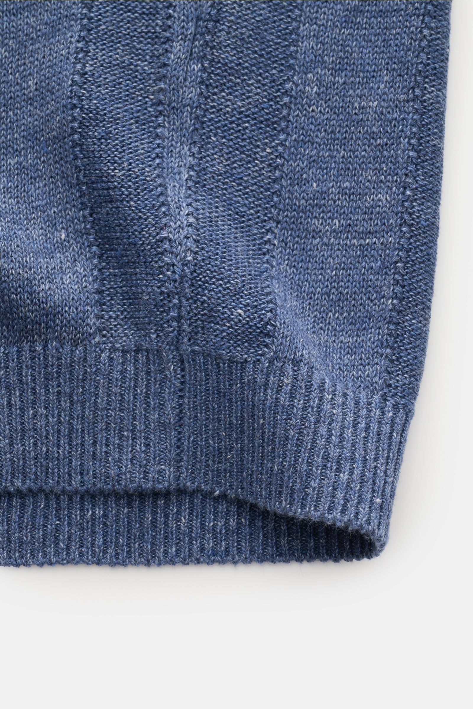 Close-up front view of the Brunello Cucinelli Kurzarm-Strickpolo rauchblau meliert, showcasing its medium-fine knit texture with striped knit pattern and narrow contrast edges. Elegantes Highlight in der Frühlings- und Sommersaison: Das luxuriöse Stric