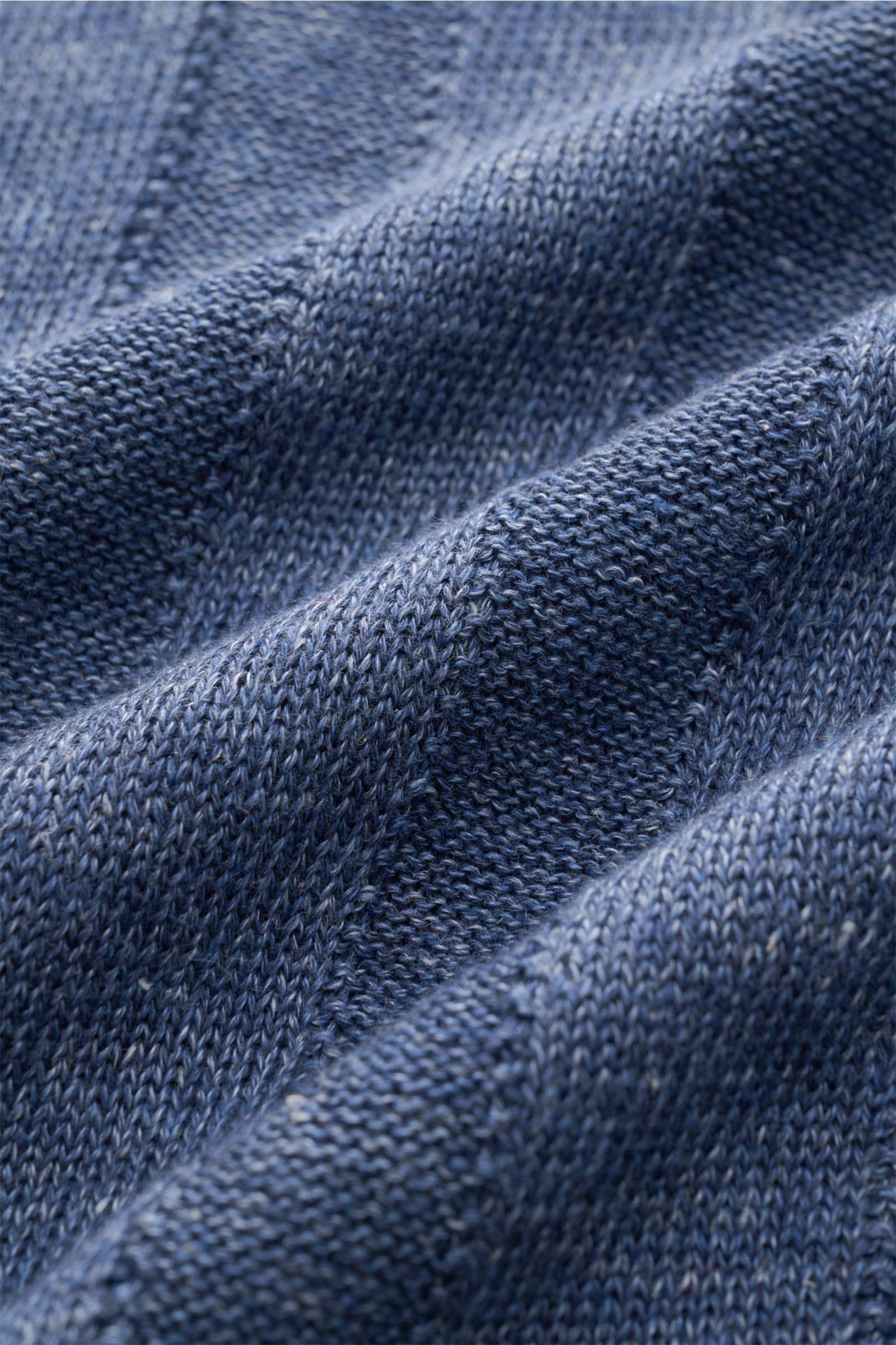 Close-up image of the fabric texture of the Brunello Cucinelli Kurzarm-Strickpolo rauchblau meliert, showing its medium-fine knit pattern and striped knitting design from a frontal perspective. Elegantes Highlight in der Frühlings- und Sommersaison: Da