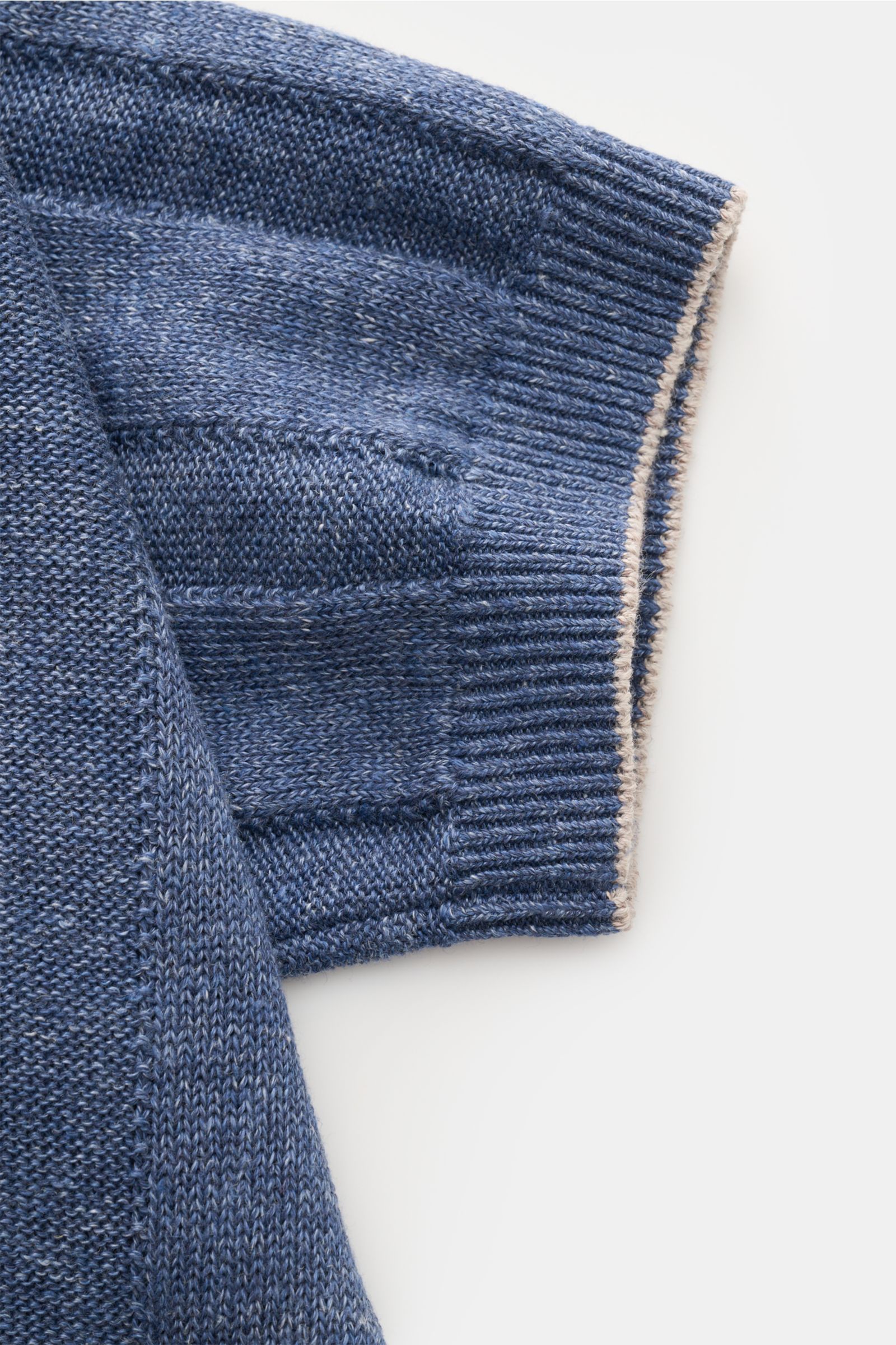 Close-up of the sleeve and part of the body of the Brunello Cucinelli Kurzarm-Strickpolo rauchblau meliert, showing its soft linen and cotton knit with striped pattern and narrow contrast edges from a top-down perspective.

Elegantes Highlight in der F