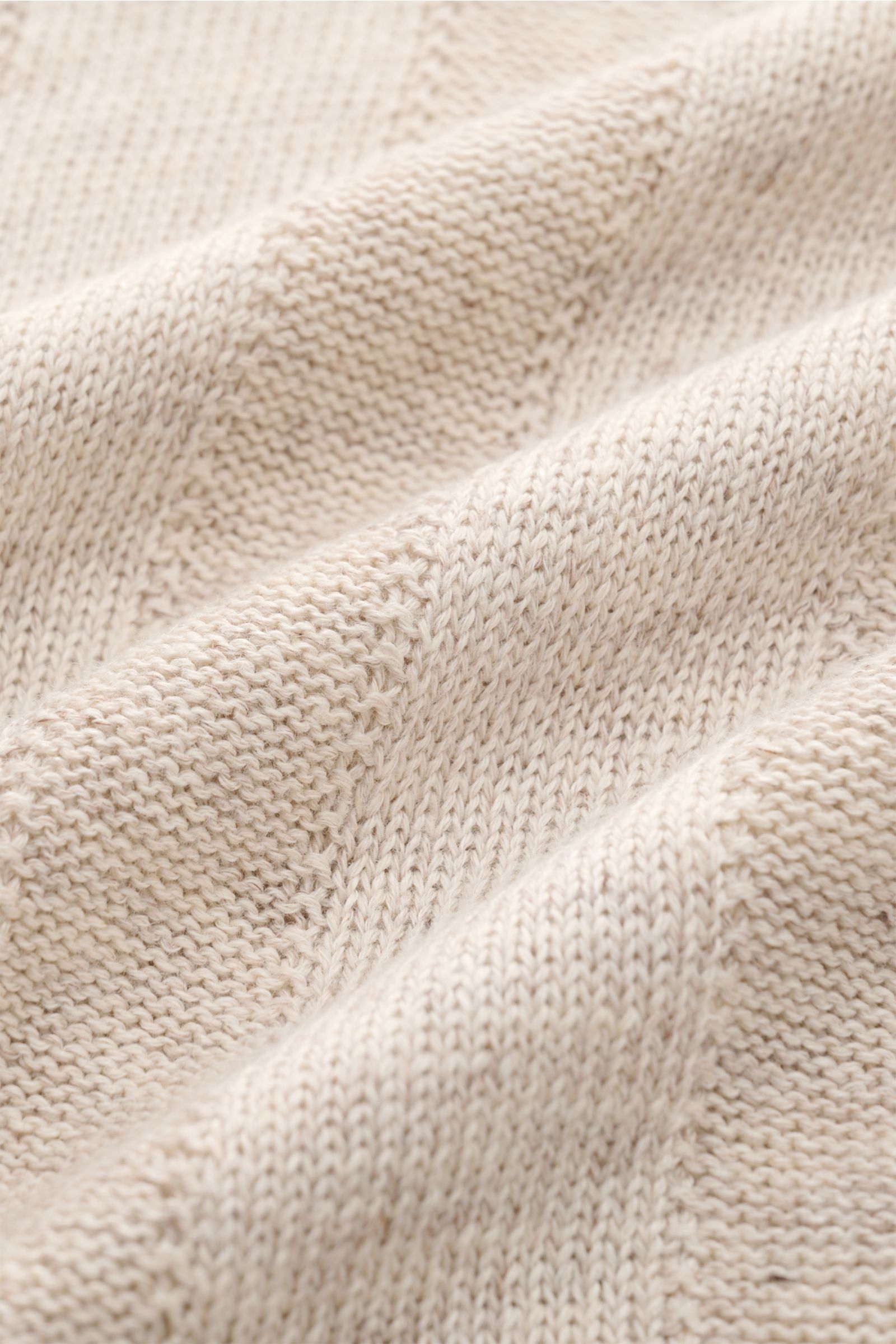 Close-up view of the sand meliert fabric texture of the Brunello Cucinelli Kurzarm-Strickhemd, showcasing a soft, medium-fine knit with striped pattern and narrow contrast edges. 

Elegantes Highlight in der Frühlings- und Sommersaison: Das luxuriöse S