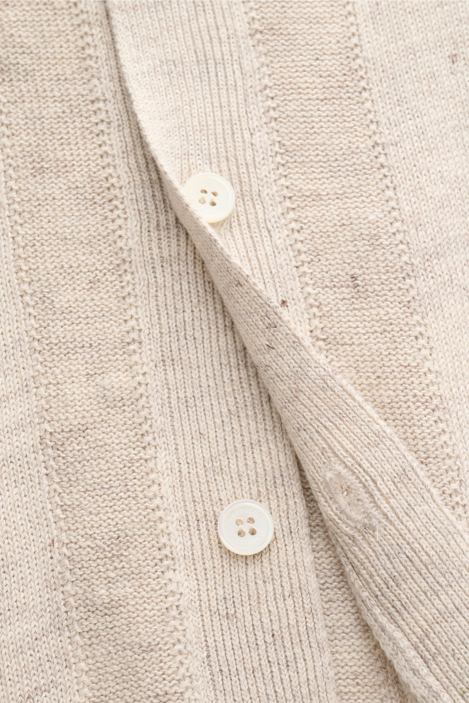 Close-up front view of Brunello Cucinelli Kurzarm-Strickhemd sand meliert showing soft linen-cotton knit with stripe pattern, smooth button placket, narrow contrast edges, and cream buttons. Elegantes Highlight in der Frühlings- und Sommersaison: Das l