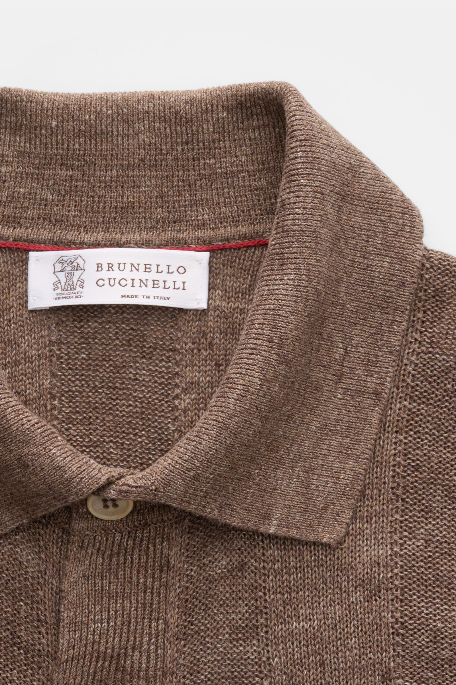 Brunello Cucinelli Kurzarm-Strickhemd graubraun meliert, Detailfoto von oben, mittelfeines Strickbild mit Streifenoptik, klassischer Umlegekragen, glatte Knopfleiste, Regular Fit, Mix aus Leinen und Baumwolle, weicher Griff, schmale Kontrastkanten.