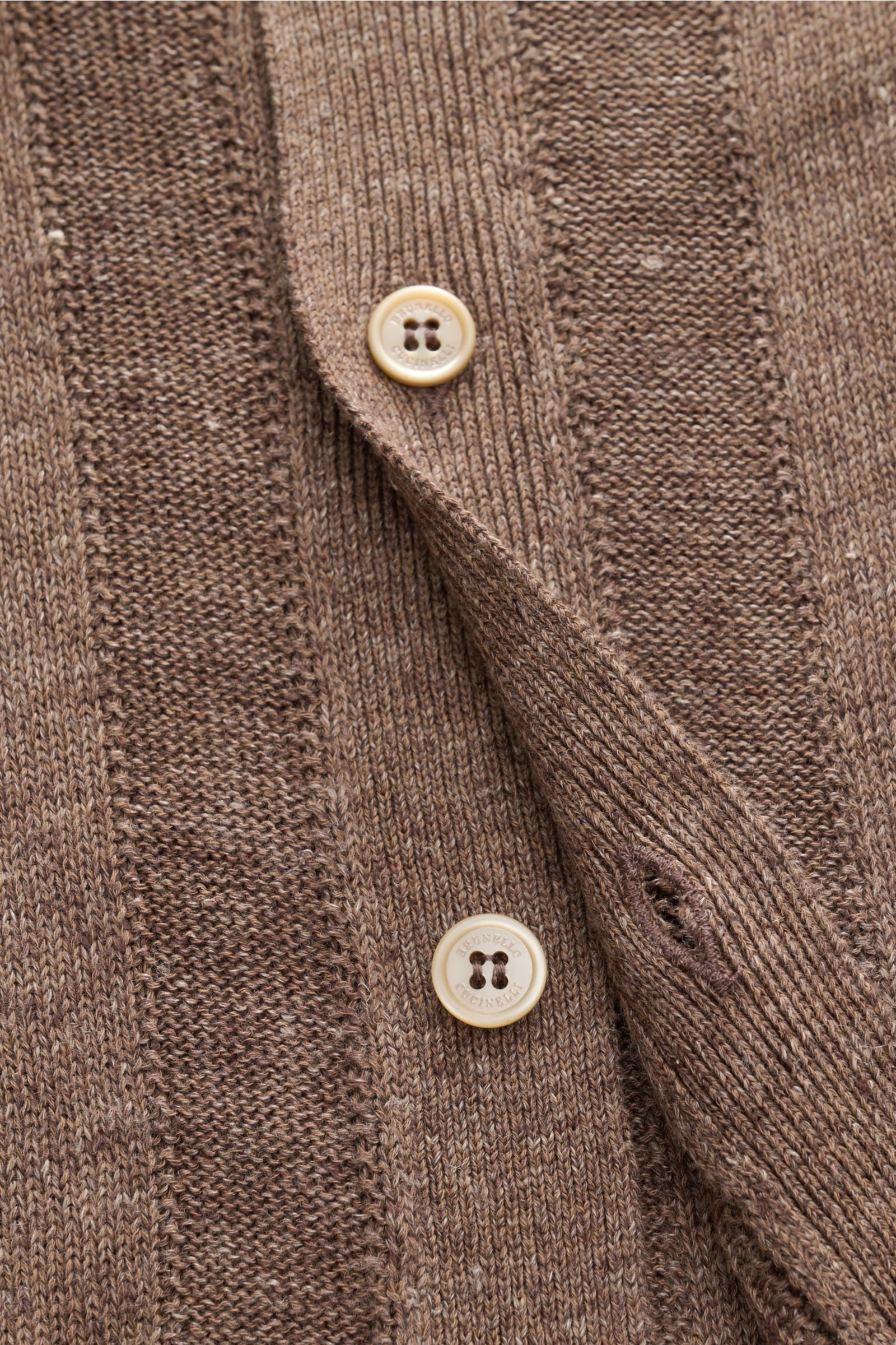 Nahaufnahme von graubraun meliertem Brunello Cucinelli Kurzarm-Strickhemd, mittelfeines Streifen-Strickmuster, Knopfleiste und schmalen Kontrastkanten.