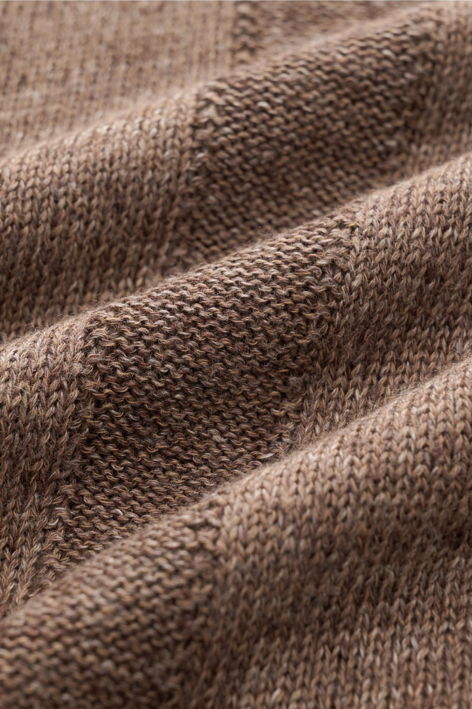 Brunello Cucinelli Kurzarm-Strickhemd graubraun meliert, Detailaufnahme des mittelfeinen Strickbilds aus Leinen-Baumwoll-Mix, Streifenmuster, weicher Griff.