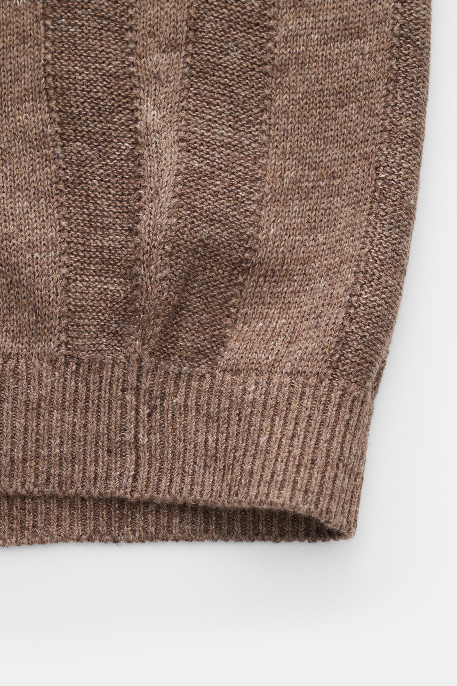 Brunello Cucinelli Kurzarm-Strickhemd graubraun meliert, gestreift, mittelfein, aus Leinen-Baumwoll-Mix mit schmalen Kontrastkanten, Detailaufnahme Bündchen von oben.