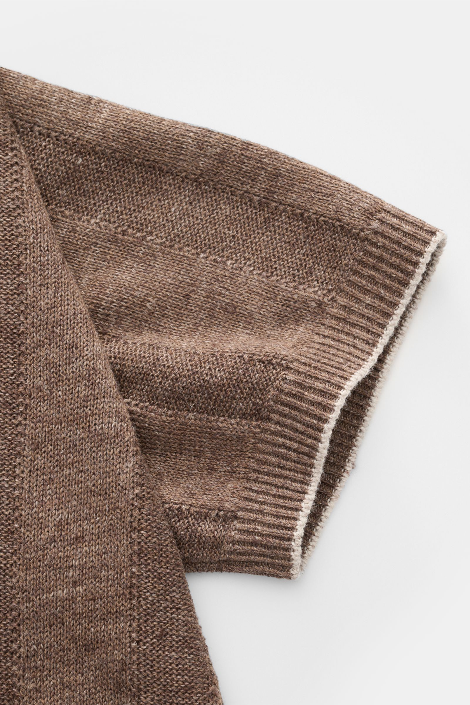Brunello Cucinelli Kurzarm-Strickhemd graubraun meliert, Detailaufnahme Ärmel mit schmalen Kontrastkanten, weicher Leinen-Baumwollmix.