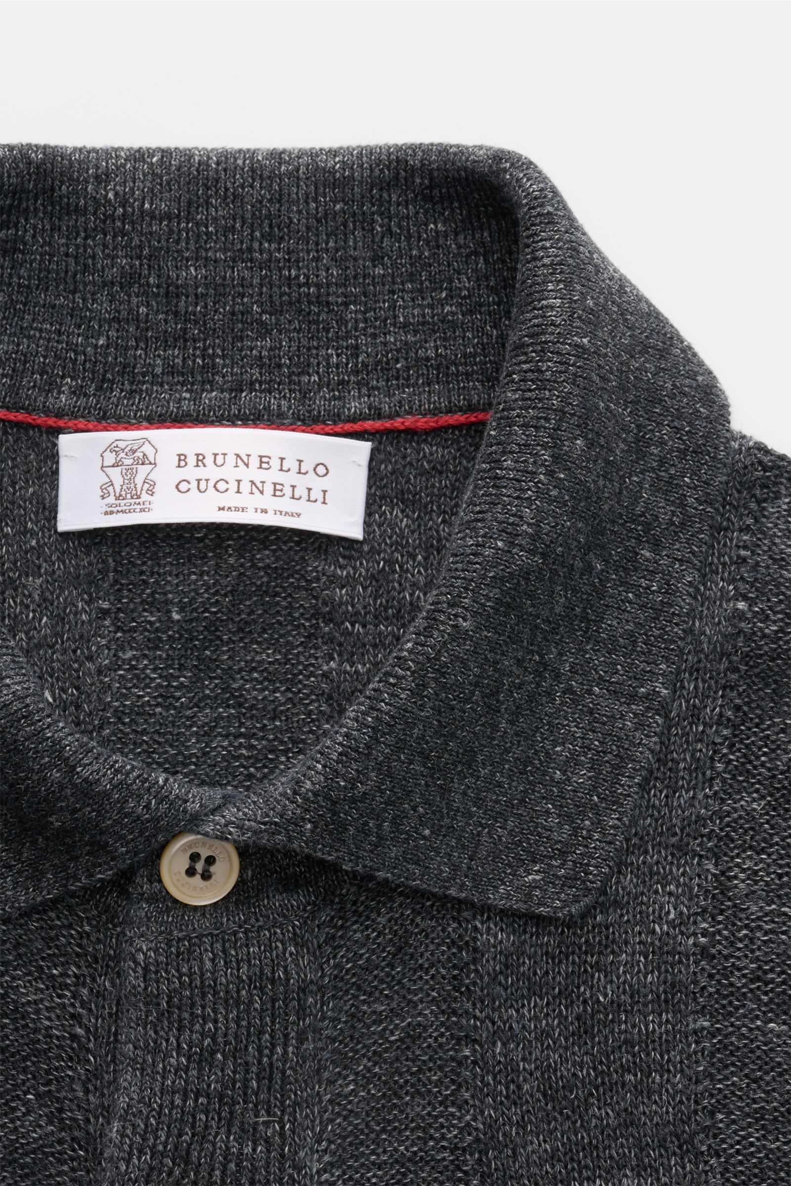 Brunello Cucinelli Kurzarm-Strickhemd anthrazit meliert, Detailaufnahme von oben, mittelfeines Streifen-Strickmuster, Leinen-Baumwoll-Mix, klassischer Umlegekragen, glatte Knopfleiste, schmale Kontrastkanten, Regular Fit, weicher Griff.