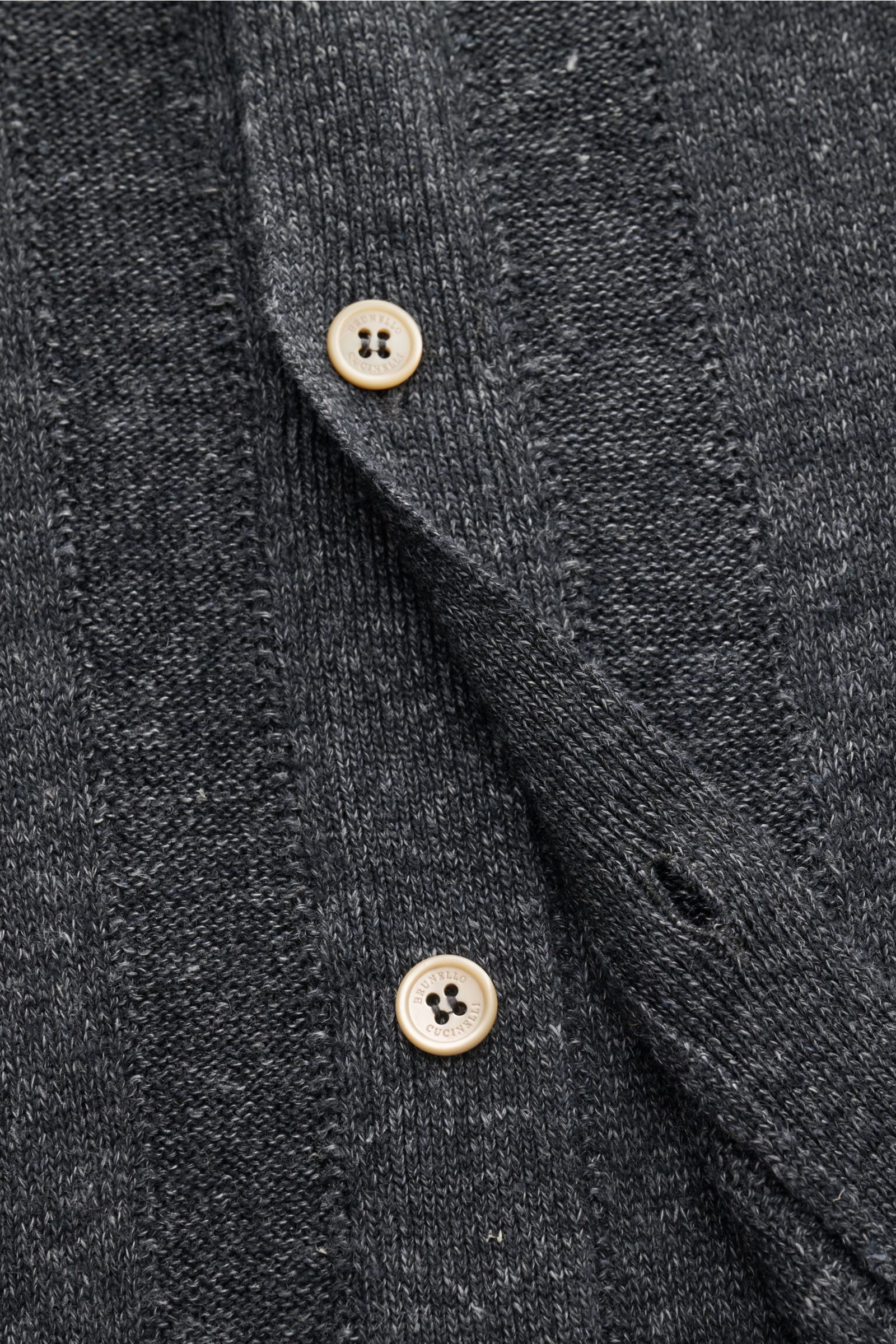 Nahaufnahme des Brunello Cucinelli Kurzarm-Strickhemds anthrazit meliert mit mittelfeinem Strickbild, Streifenmuster und glatter Knopfleiste.