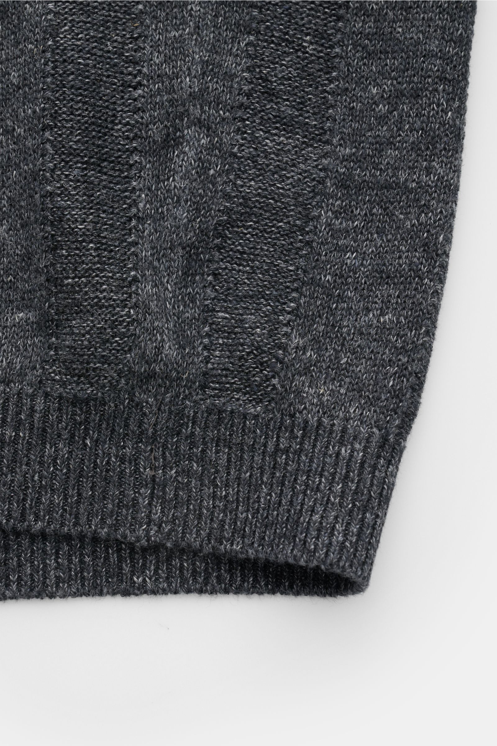 Brunello Cucinelli Kurzarm-Strickhemd anthrazit meliert, Detailaufnahme, mittelfeines Strickbild mit Streifenoptik, weicher Griff, Regular Fit, schmale Kontrastkanten.