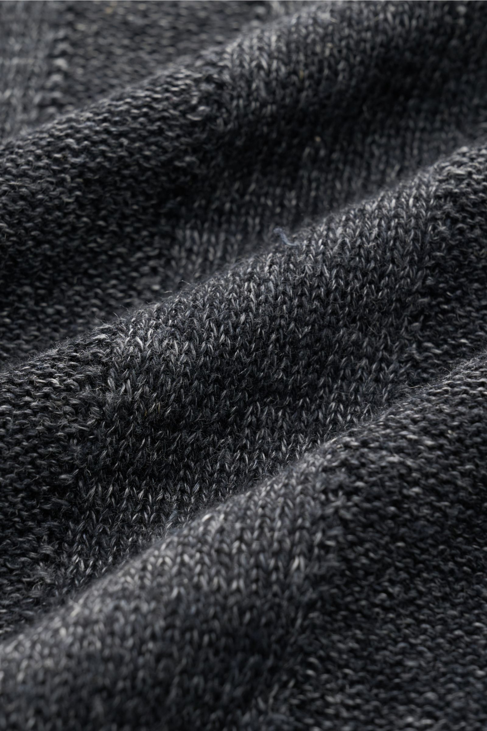 Nahaufnahme des anthrazit melierten Strickmusters des Brunello Cucinelli Kurzarm-Strickhemds aus Leinen-Baumwoll-Mix mit weichem Griff.