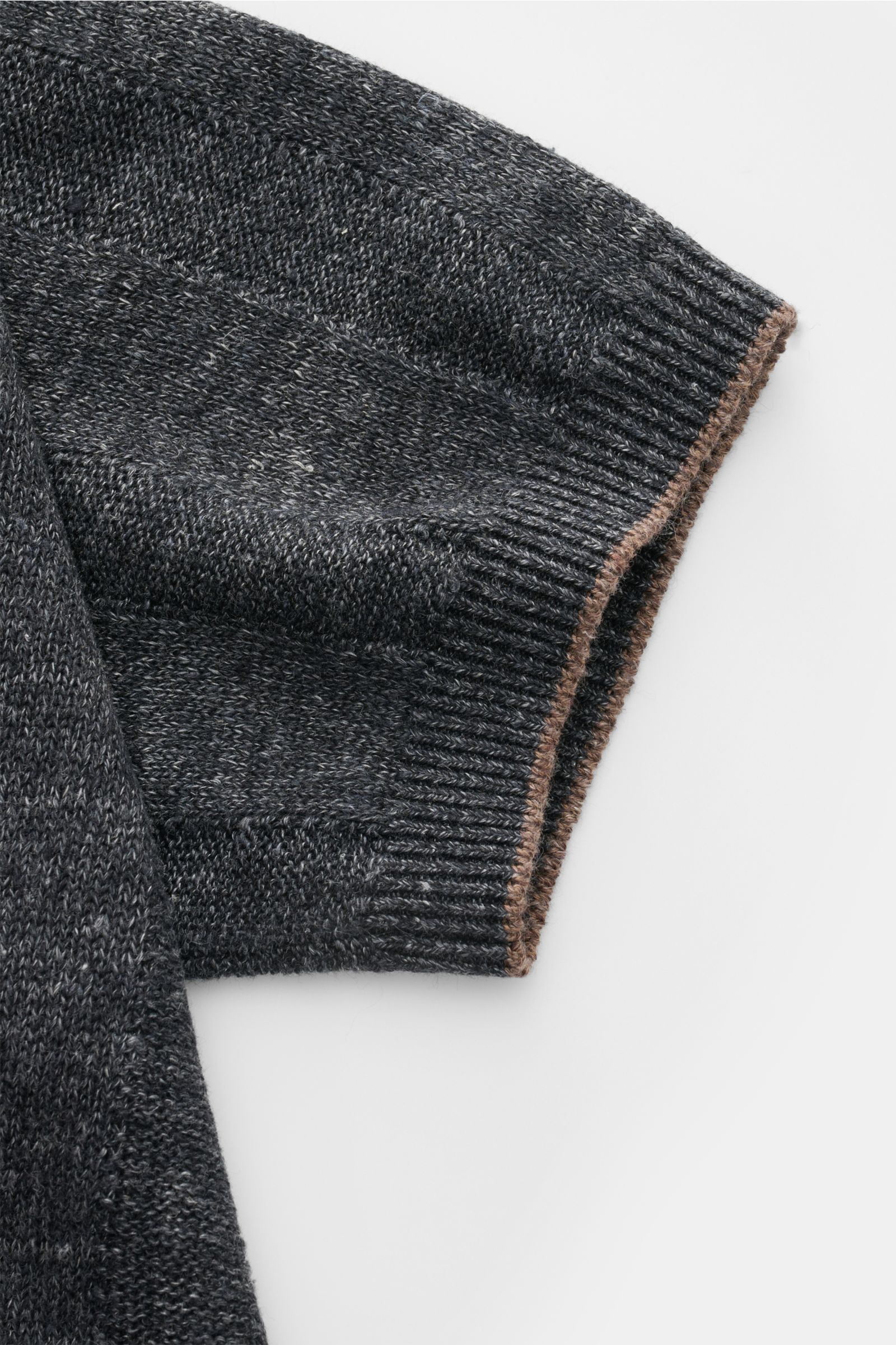 Brunello Cucinelli Kurzarm-Strickhemd anthrazit meliert in Streifenoptik, Detailfoto von oben mit schmalen Kontrastkanten.