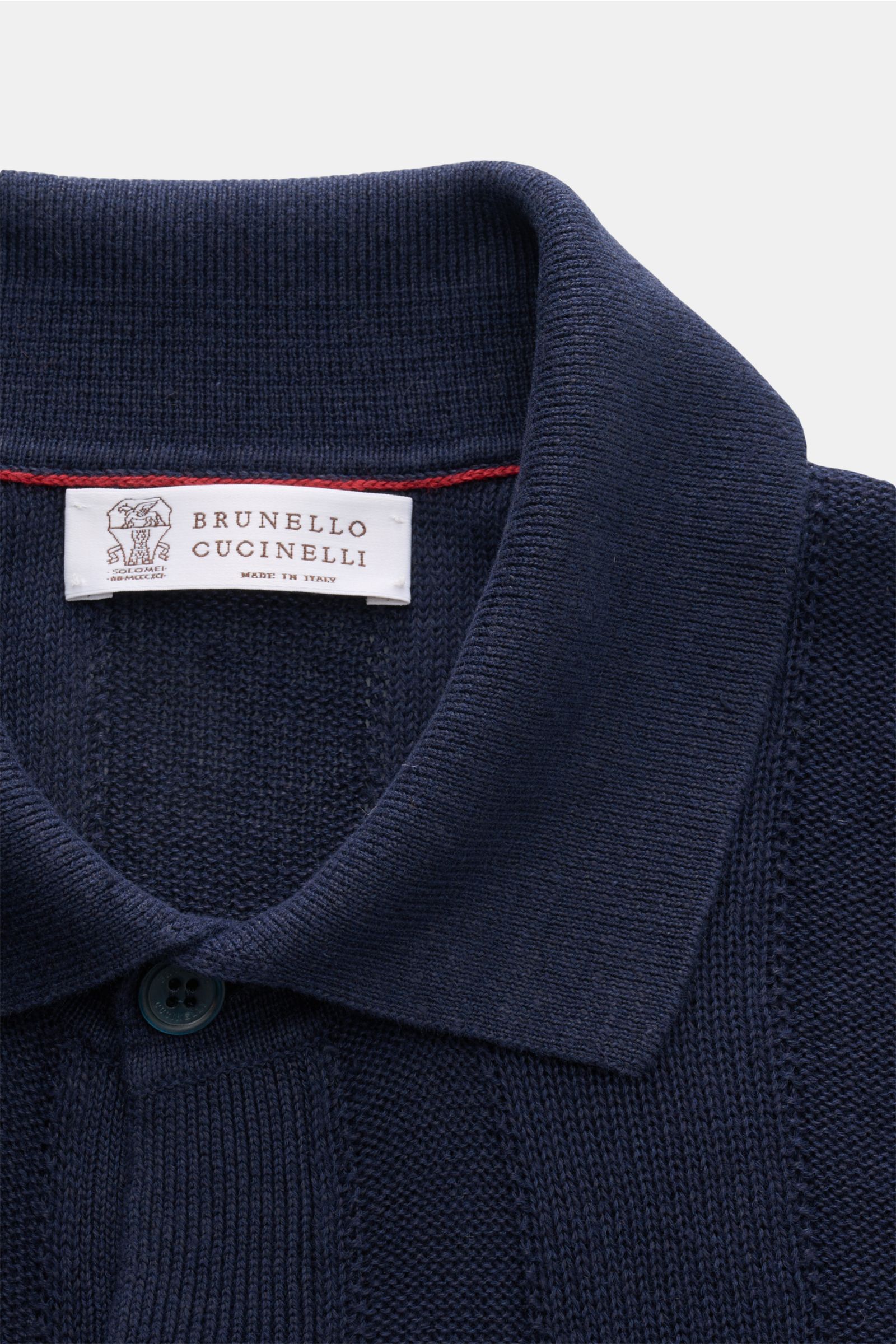 Close-up front view of Brunello Cucinelli Kurzarm-Strickhemd navy with classic collar, smooth button placket, and fine linen-cotton knit texture, featuring narrow contrast edges and regular fit. Elegantes Highlight in der Frühlings- und Sommersaison: Das 