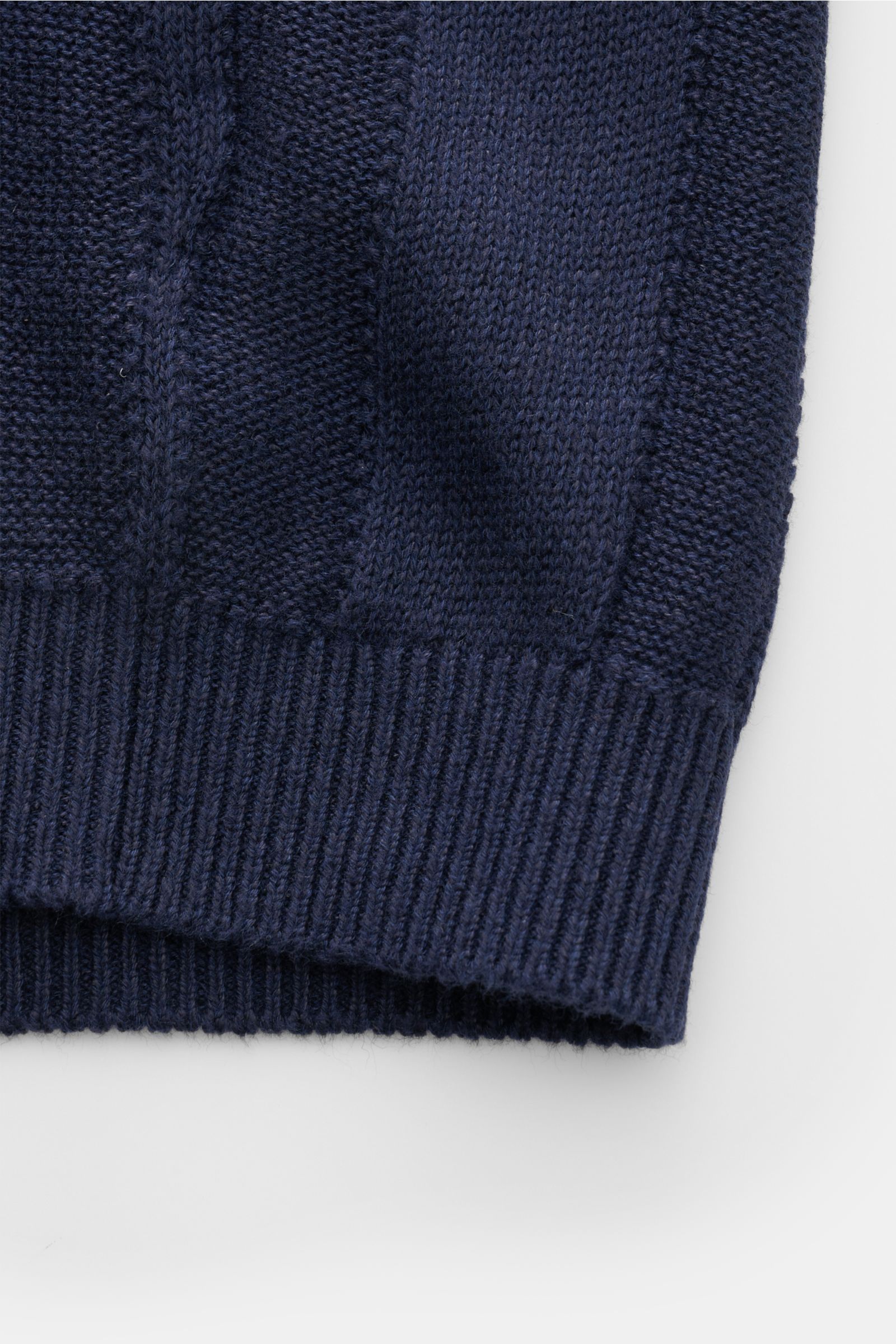 Close-up front view of the ribbed hem and striped knit pattern of the Brunello Cucinelli Kurzarm-Strickhemd navy, showcasing its mix of linen and cotton, soft feel, regular fit, smooth button placket, narrow contrast edges, and classic collar, an elegant 