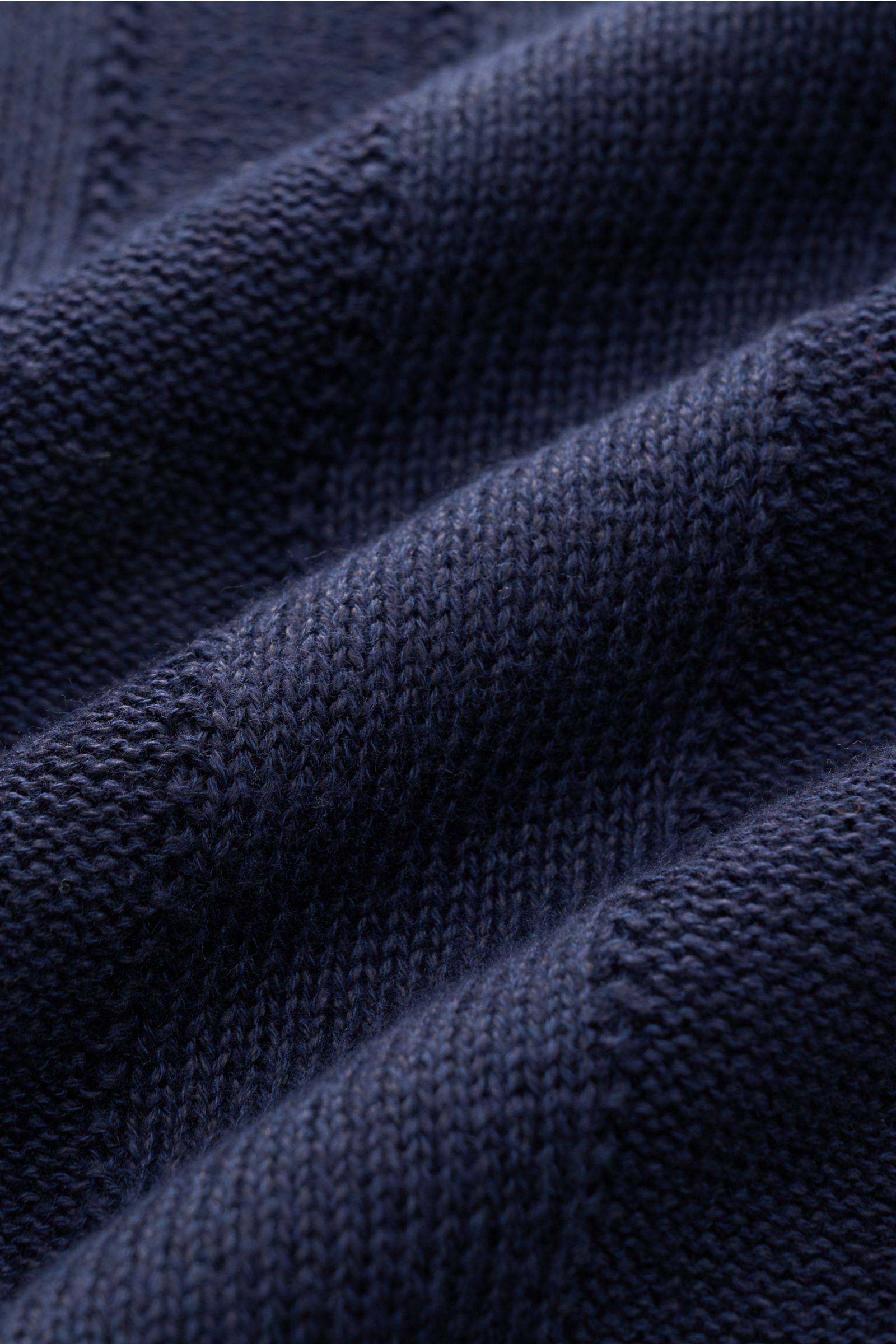Close-up front view of the navy Brunello Cucinelli Kurzarm-Strickhemd showing its soft linen and cotton blend knit fabric with a striped pattern and fine texture. Elegantes Highlight in der Frühlings- und Sommersaison: Das luxuriöse Strickhemd von BRUNELL