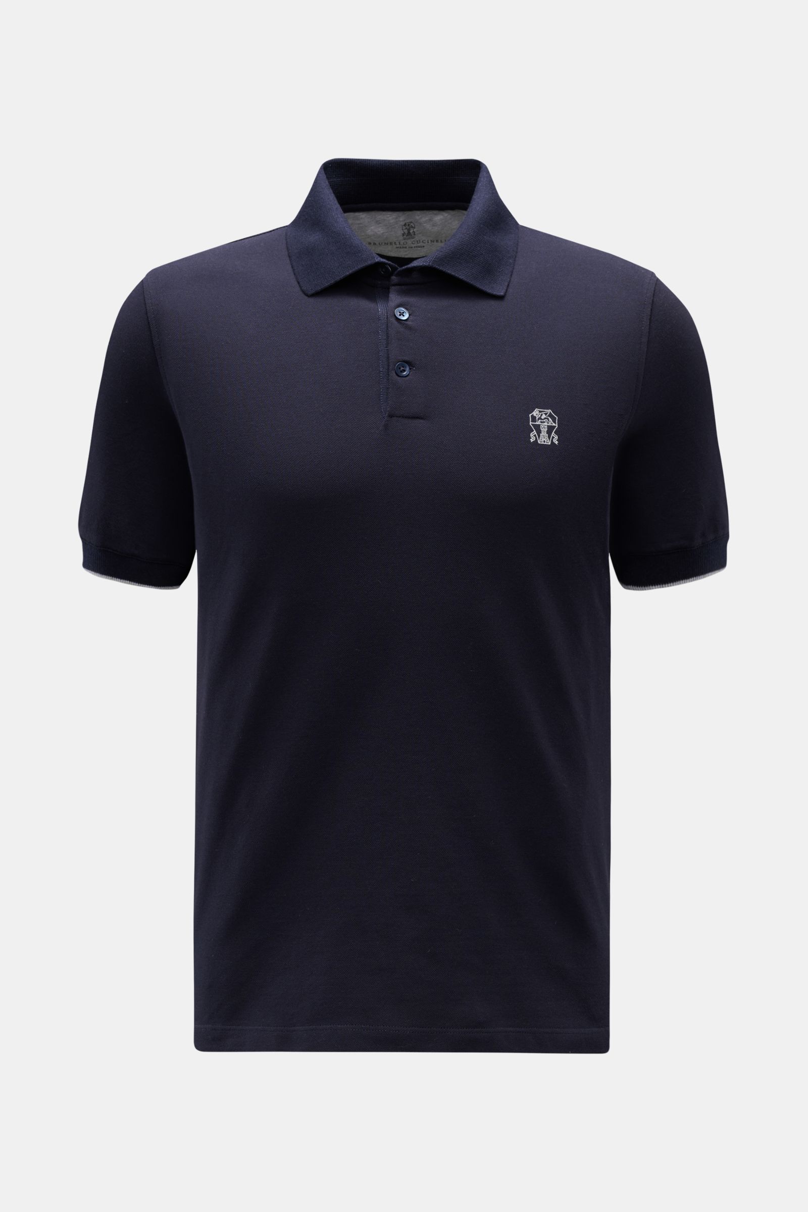 Brunello Cucinelli Poloshirt graublau shown from the front, timeless slim fit polo in pure cotton piqué with subtle logo, classic collar, three-button placket, ribbed cuffs with contrast edge, and short side slits. Cleanes Essential erster Wahl: Liebhaber