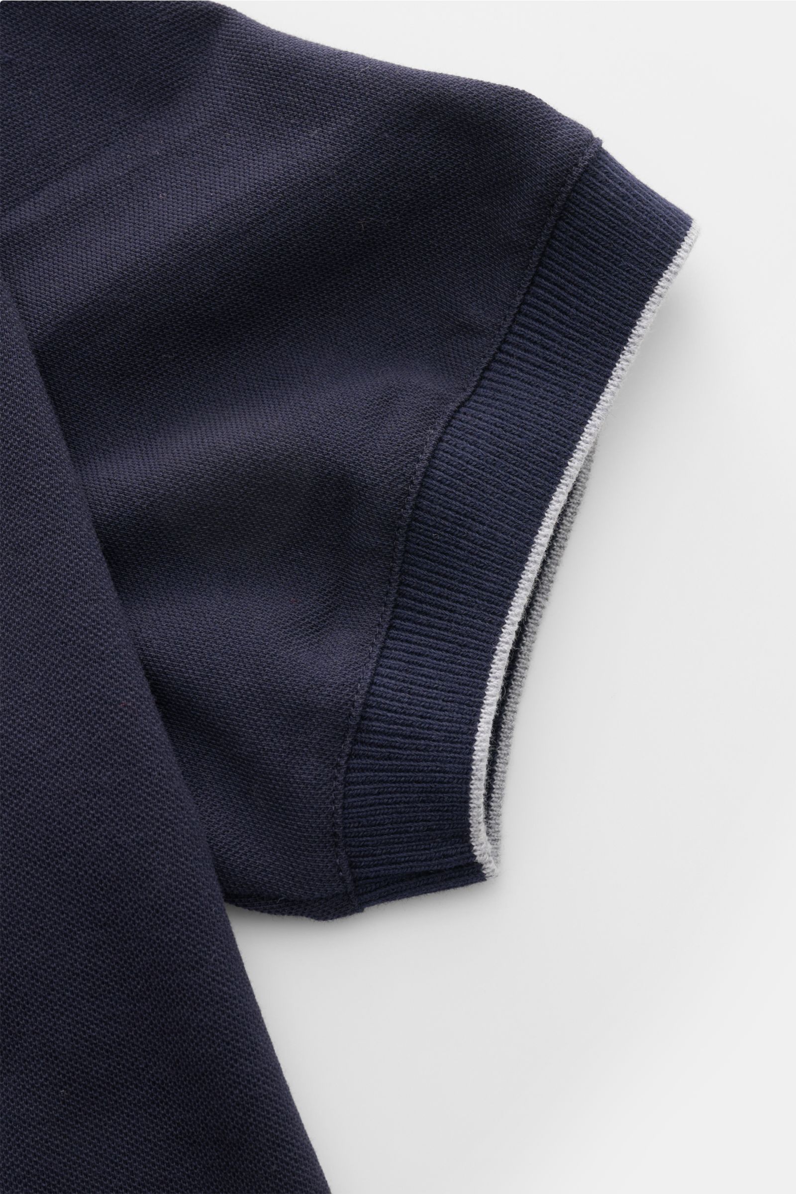 Brunello Cucinelli Poloshirt graublau, close-up of short sleeve from top side, made of pure cotton piqué with slim fit, ribbed cuffs, subtle logo. Cleanes Essential erster Wahl: Liebhaber der Luxusmarke BRUNELLO CUCINELLI sind mit diesem zeitlosen Polo