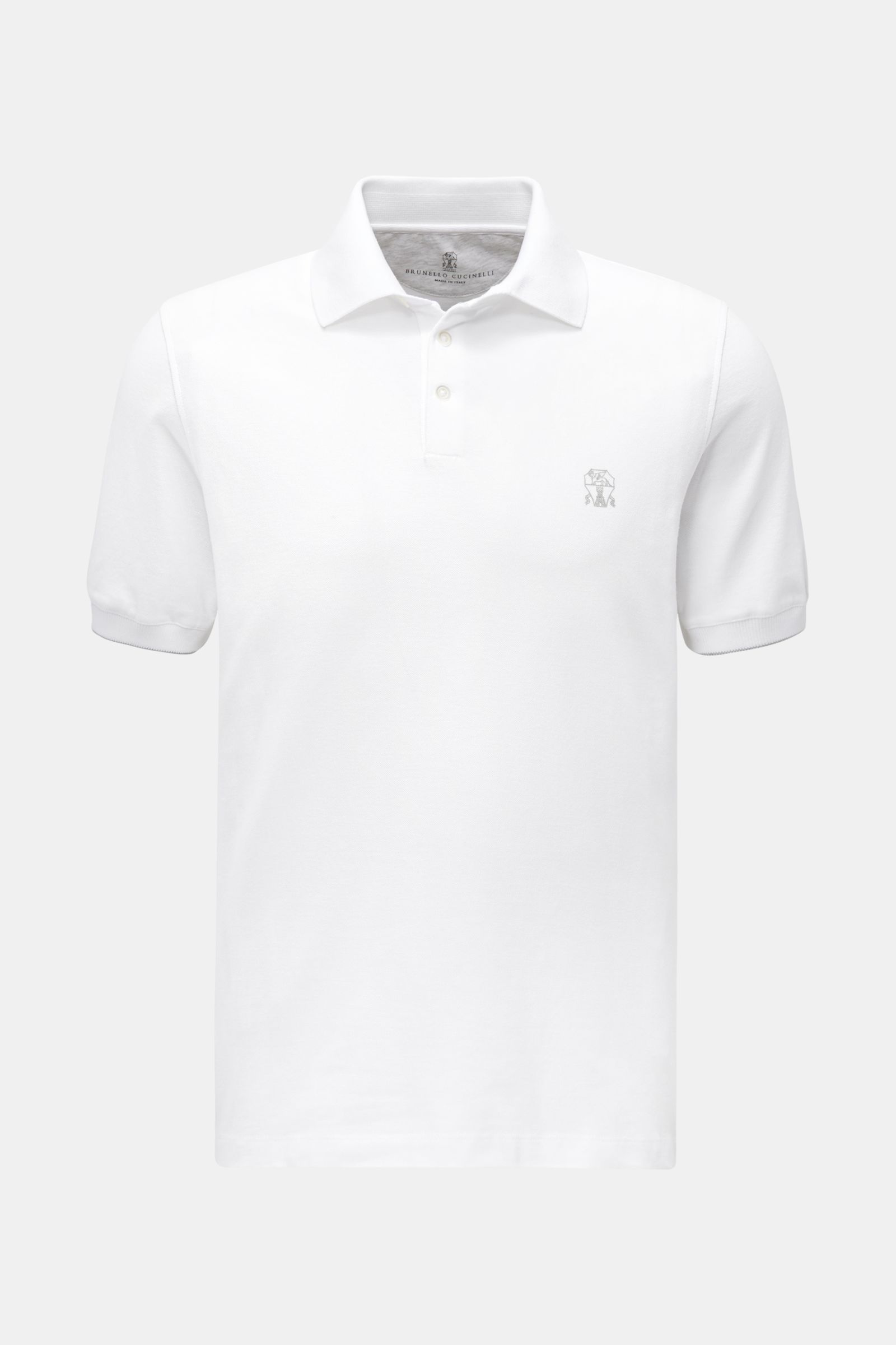 Brunello Cucinelli Poloshirt weiß, slim Fit, aus reiner Baumwolle, frontal fotografiert, mit klassischem Polokragen, Drei-Knopf-Leiste, Rippbündchen und Saumschlitzen.