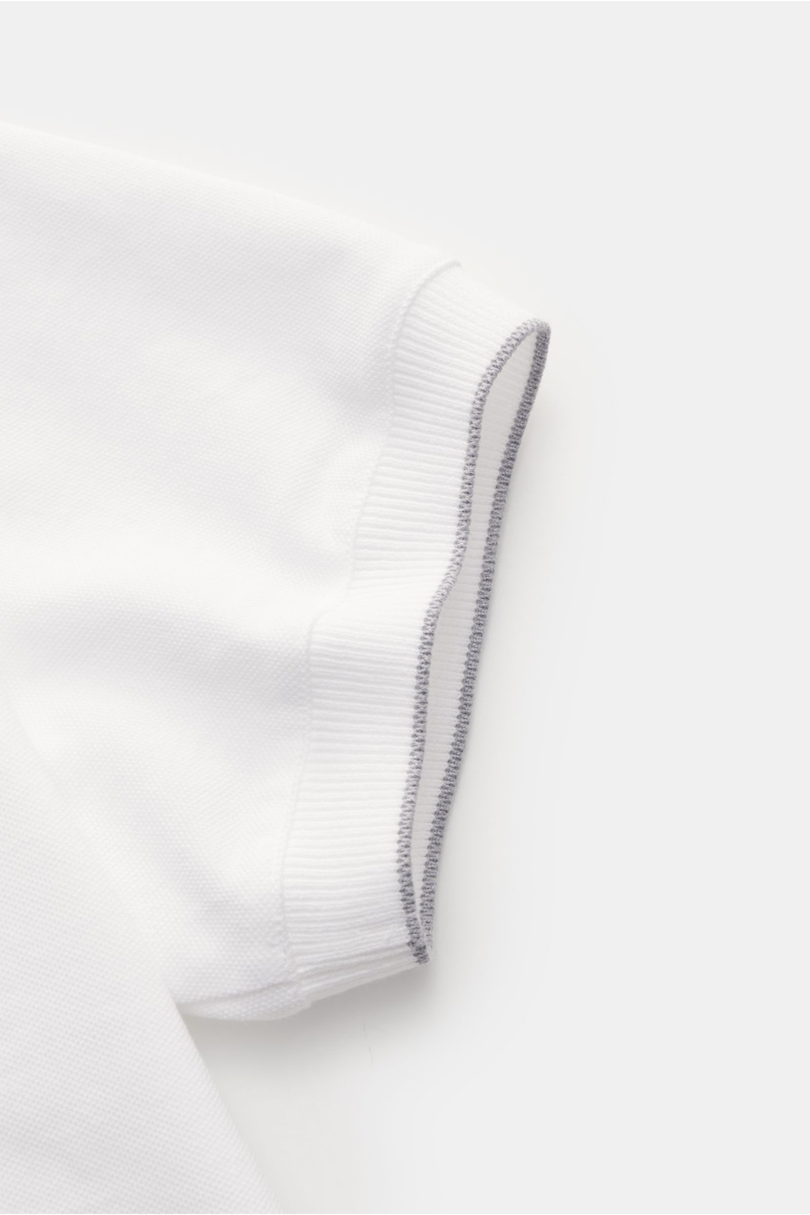 Brunello Cucinelli Poloshirt weiß, Nahaufnahme Ärmelrippe mit Kontrastkante, Piqué-Baumwolle, Slim Fit, kurze Saumschlitze, drei Knöpfe