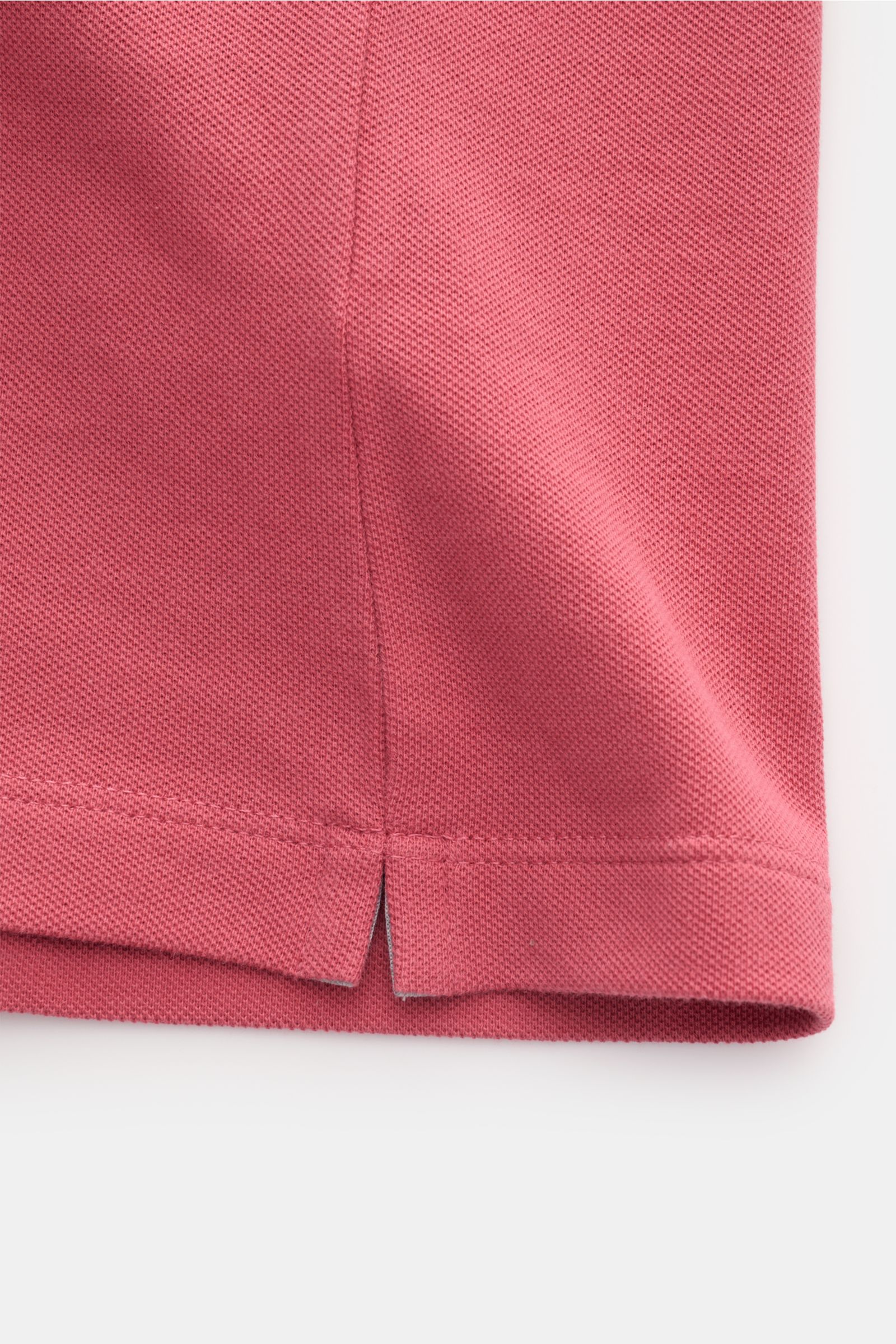 Brunello Cucinelli Poloshirt hellrot in Slim Fit, Piqué-Baumwolle, kurze Saumschlitze, Rippbündchen mit Kontrastkante, Detailansicht Saum.