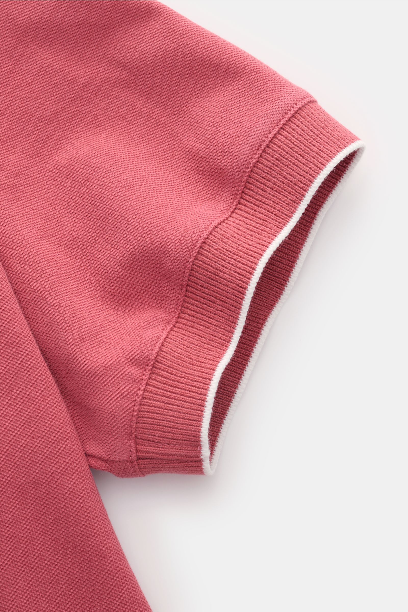 Brunello Cucinelli Poloshirt hellrot, Nahaufnahme kurzärmelig, Slim Fit, reine Baumwolle, Piqué, Rippbündchen mit weißer Kontrastkante, Saumschlitze.