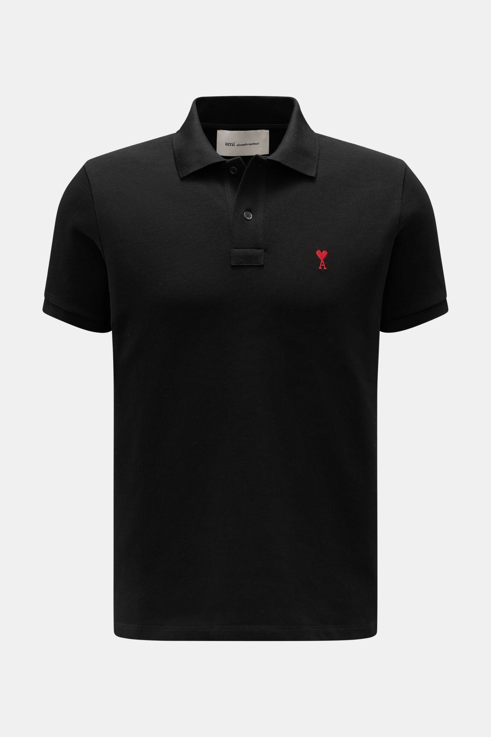 Ami Paris Poloshirt schwarz aus Baumwoll-Piqué, slim fit, unisex, mit Polokragen, Zwei-Knopf-Leiste, rotem A-Stitching, elastischen Ärmelbündchen, kurze Saumschlitze, frontal fotografiert.