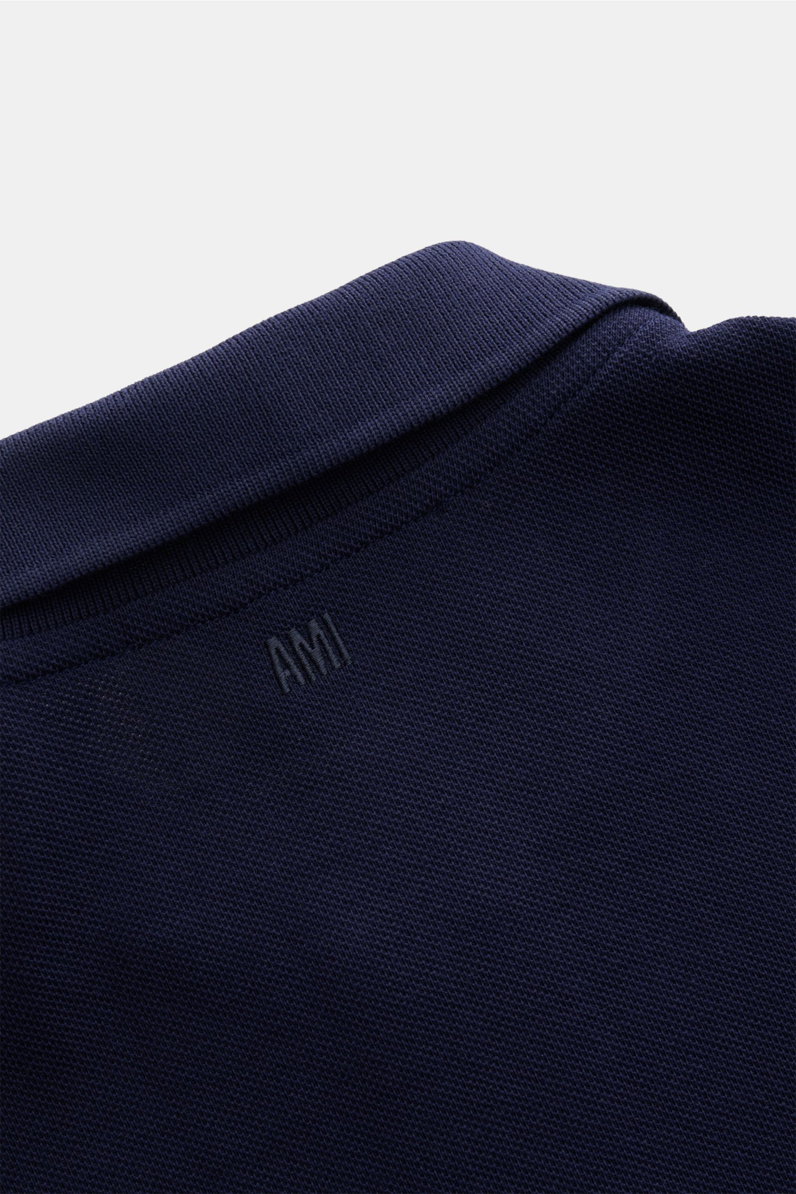 Nahaufnahme des Ami Paris Poloshirt navy aus reiner Baumwolle mit Piqué-Struktur, elastischem Polokragen und dem dezenten 'A'-Stitching auf der Rückseite.