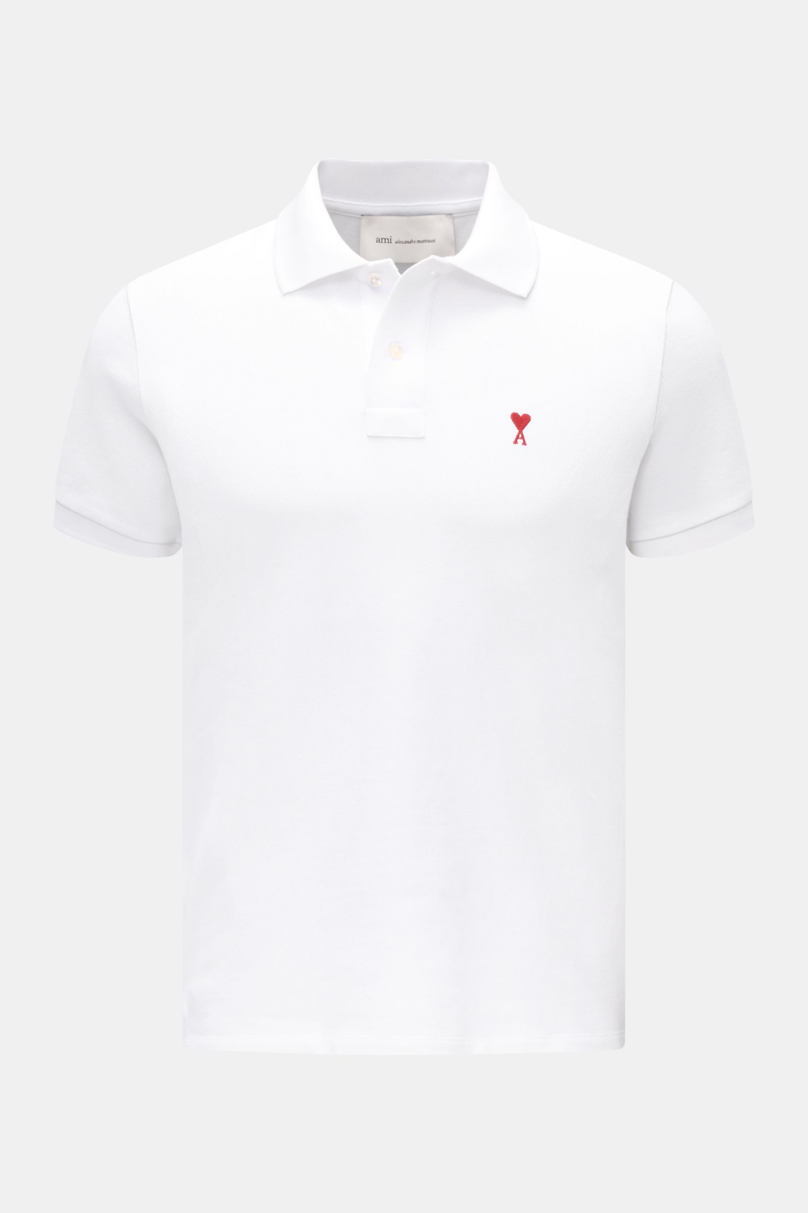 Ami Paris Poloshirt weiß, frontale Nahaufnahme, klassisches Piqué-Baumwollshirt mit Polokragen, Zwei-Knopf-Leiste, rotem 'A'-Stitching, elastischen Ärmelbündchen, slim fit, Unisex.