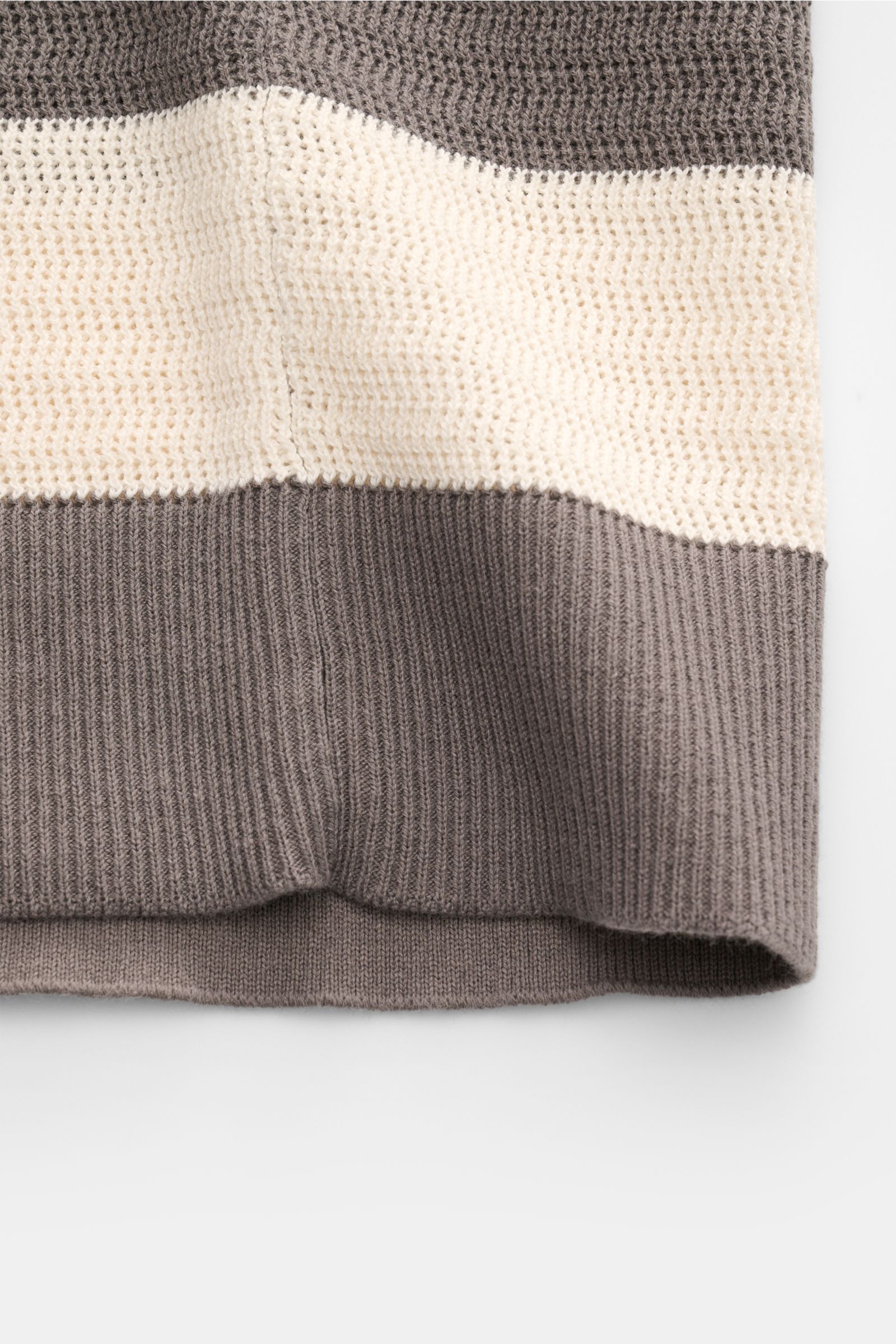 Ami Paris Kurzarm-Strickpolo grau/creme gestreift in Nahaufnahme von unten, reine Baumwolle mit Streifenmuster, Regular Fit, Polokragen, Drei-Knopf-Leiste, Herz-Stitching.