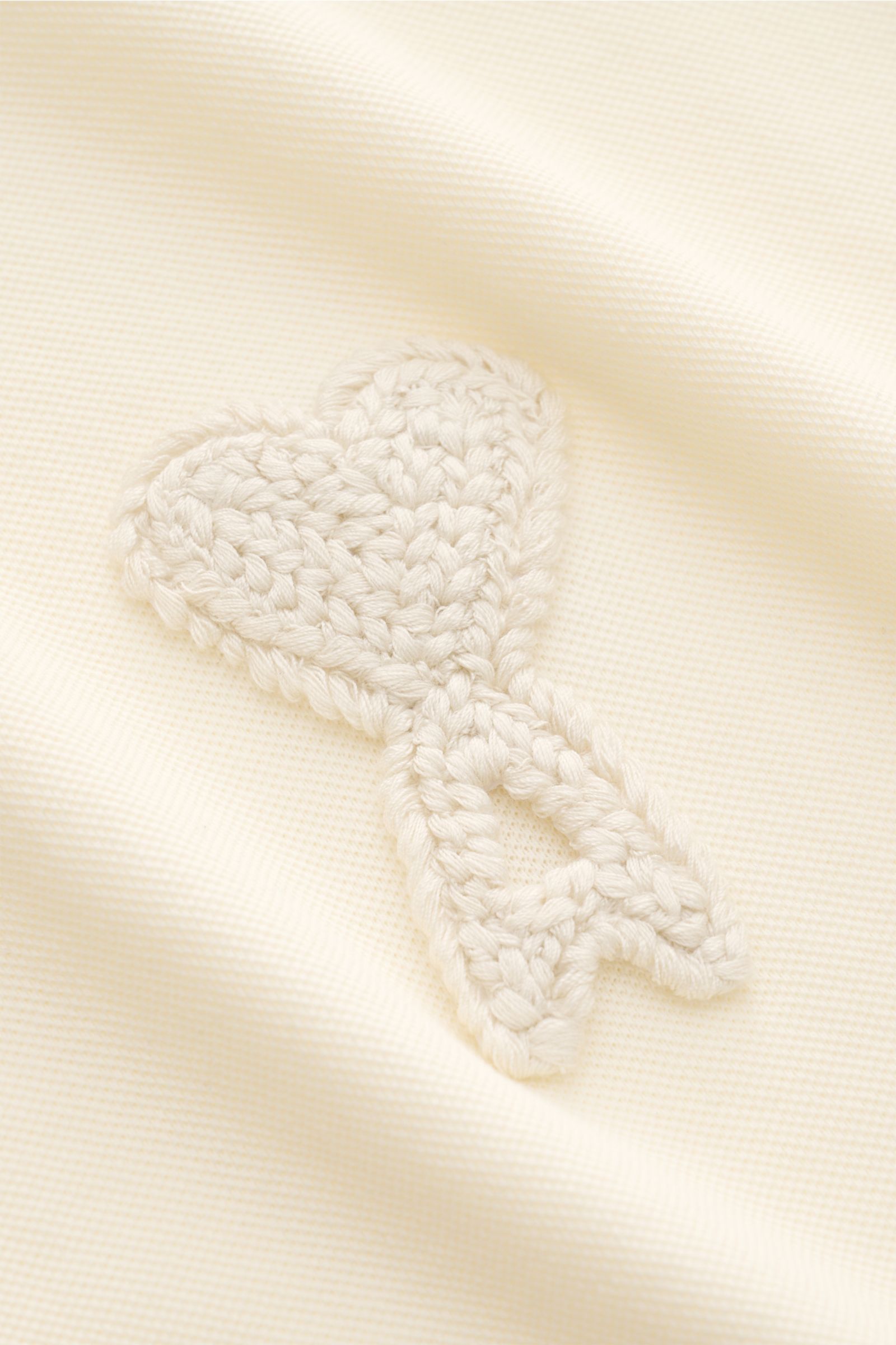 Close-up front view of the Ami Paris Polo shirt cream showing three-dimensional ‘A’ logo stitching on piqué cotton fabric.

A casual classic among polo shirts: This piqué model in pure cotton with three-dimensional ‘A’ stitching on the chest comes in a