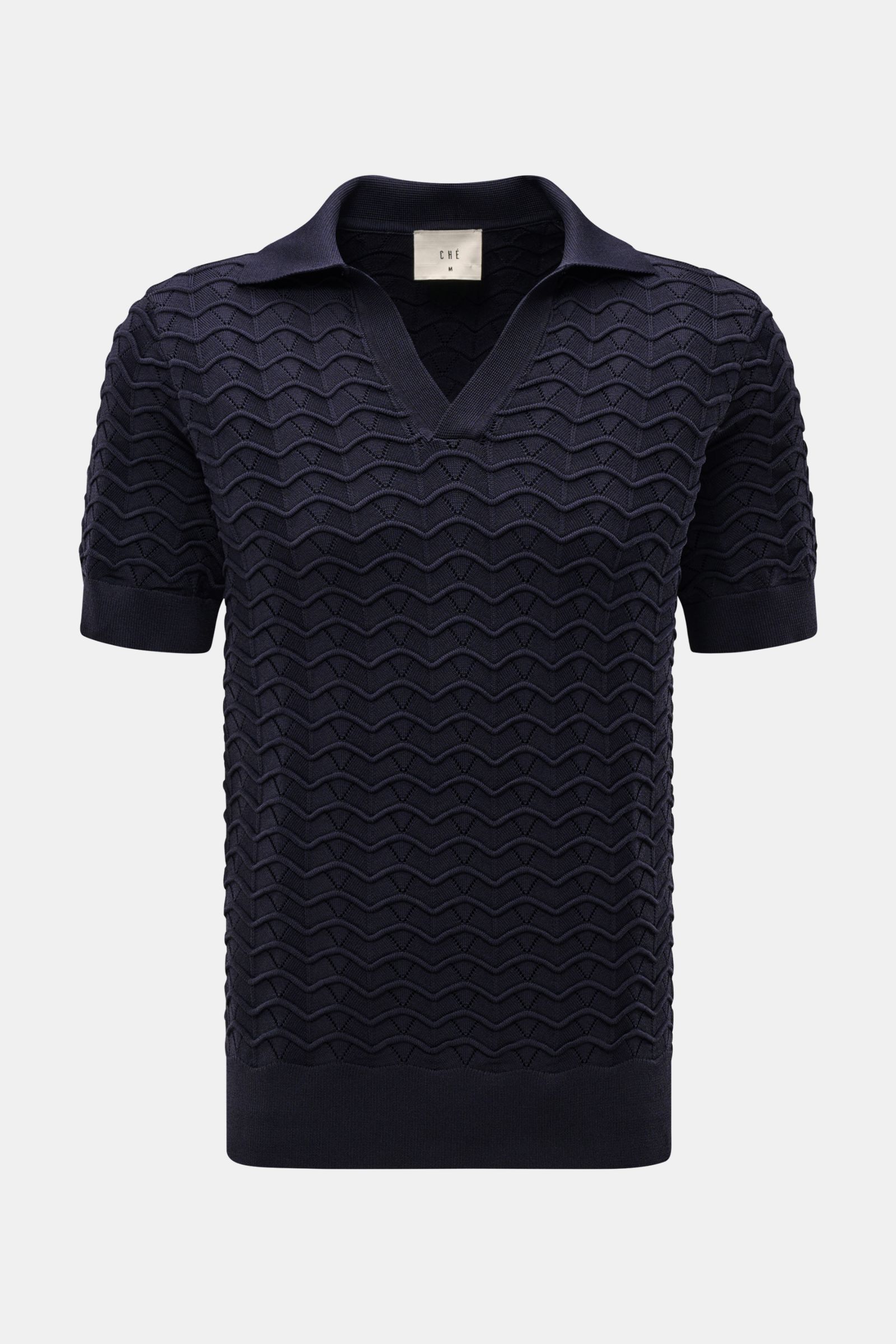 Front view of Ché Kurzarm-Strickpolo 'Ripple' navy with wave-patterned knit, short sleeves, classic collar, open placket, slim fit, and ribbed cuffs. 

Lässige Beach Vibes: Das Strickpolo von CHÉ garantiert entspannte Looks für warme Tage.

