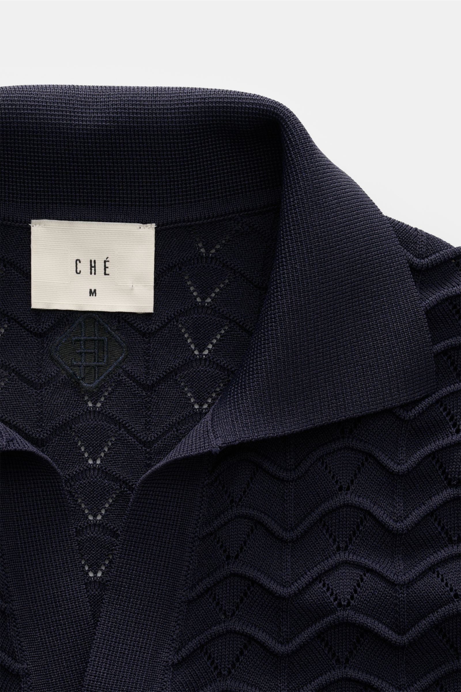 Close-up top-down view of the navy Ché Kurzarm-Strickpolo 'Ripple' showing its classic polo collar and textured airy knit fabric.

Lässige Beach Vibes: Das Strickpolo von CHÉ garantiert entspannte Looks für warme Tage.

Mix aus Viskose und 