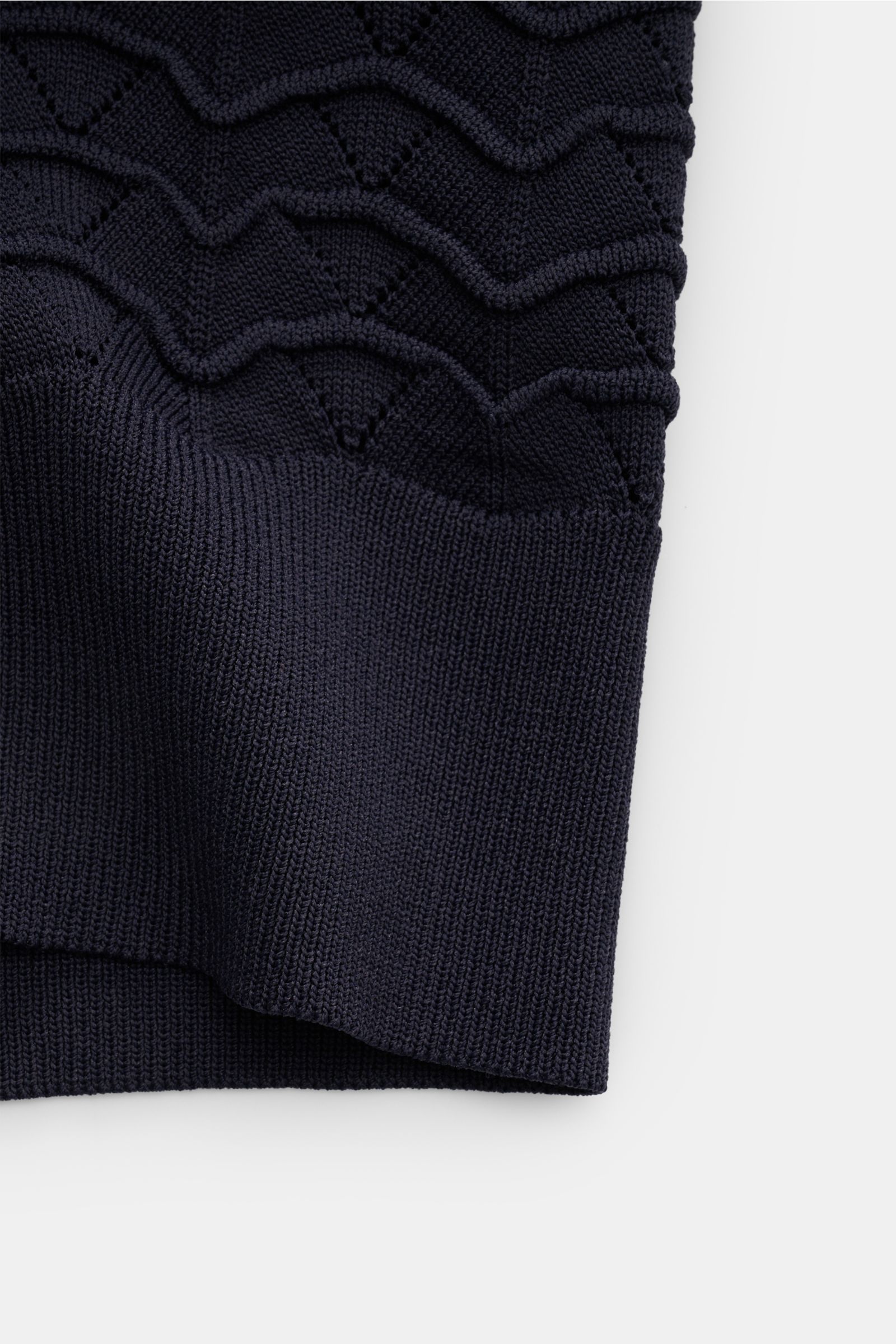 Close-up front view of navy textured knit fabric showing detailed pattern and ribbing of the Ché Kurzarm-Strickpolo 'Ripple' navy.

Additional description: 
Lässige Beach Vibes: Das Strickpolo von CHÉ garantiert entspannte Looks für warme Tage.
