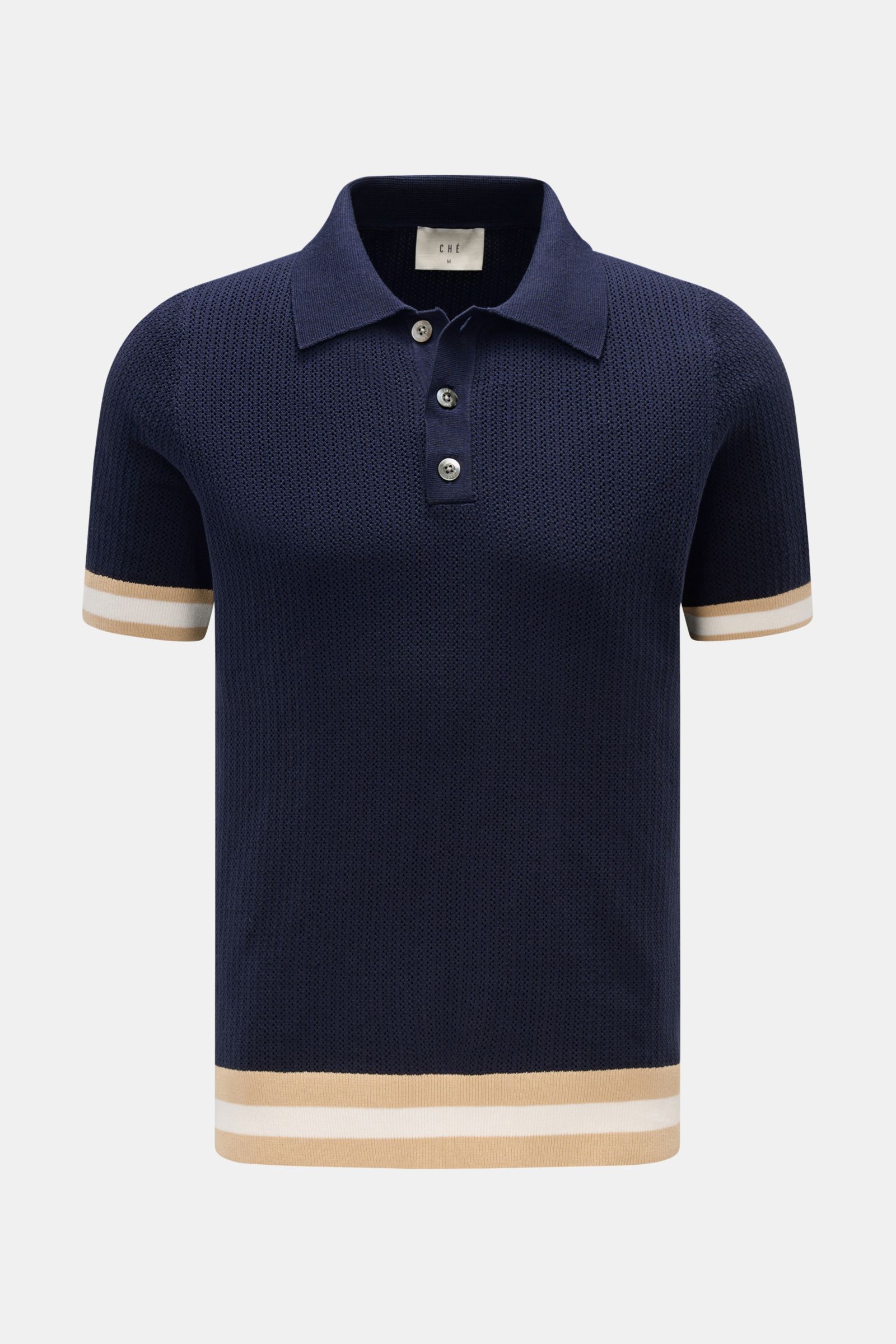 Front view of Ché Kurzarm-Strickpolo 'Quinn' navy/hellbraun, a lightweight short-sleeve knit polo with a three-button placket, knitted collar, and contrasting striped rib cuffs and hem.

Genießen Sie die Leichtigkeit des Sommers mit dem luftigen Kurzar