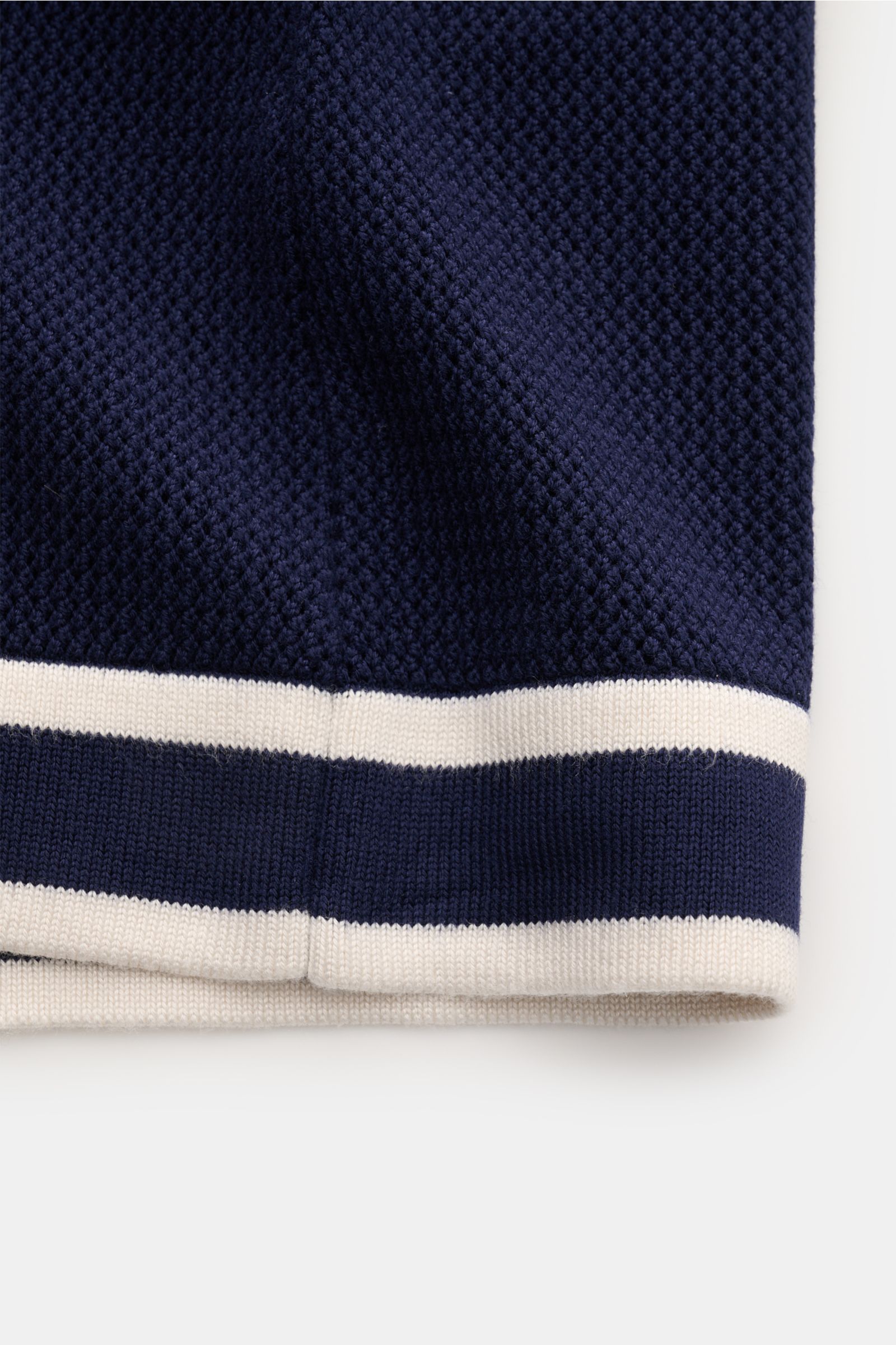 Ché Kurzarm-Strickhemd 'Jorge' navy, Detailaufnahme des geraden Saumverlaufs mit breiten weißen Kontraststreifen, feines Strickbild.